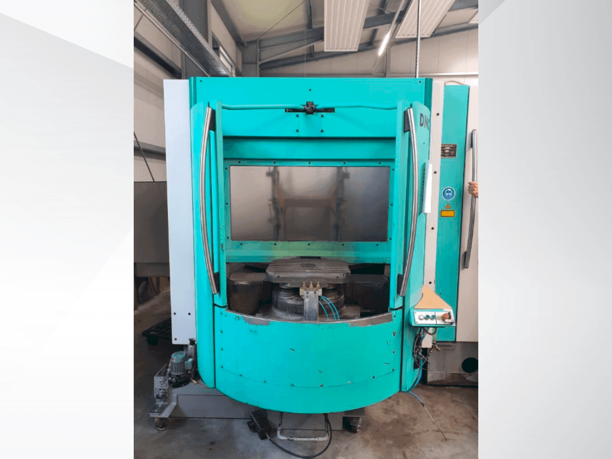 Vista Frontal  da DECKEL MAHO DMC 60H hi-dyn  máquina