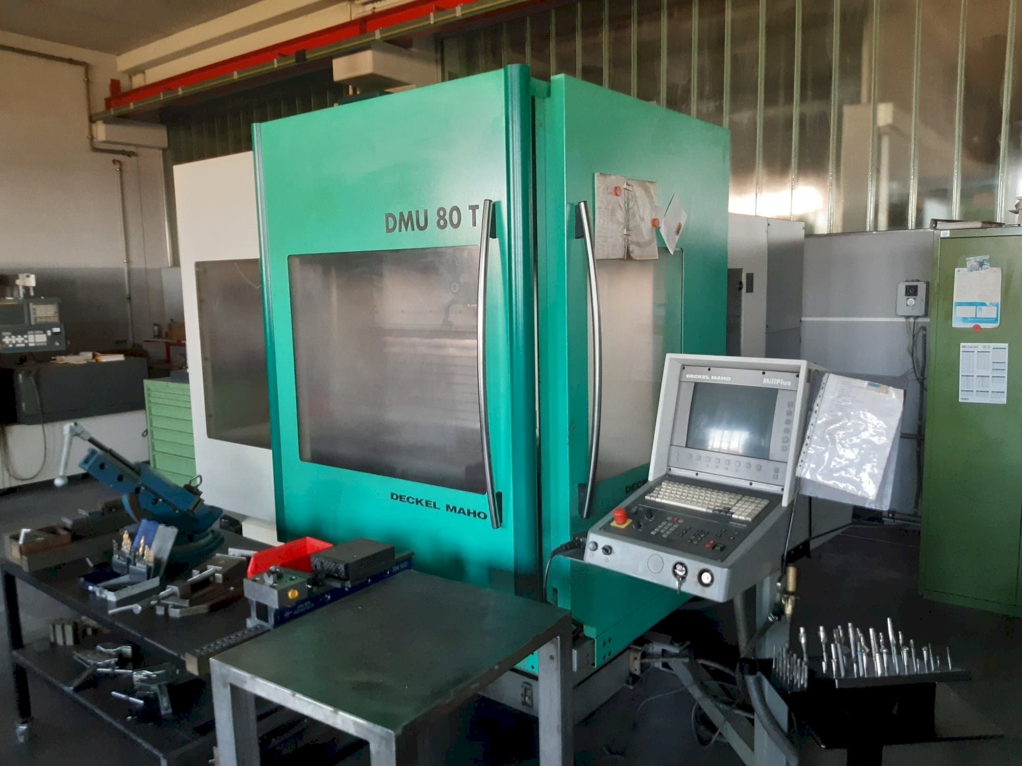 Vista Frontal da DECKEL MAHO DMU 80T máquina