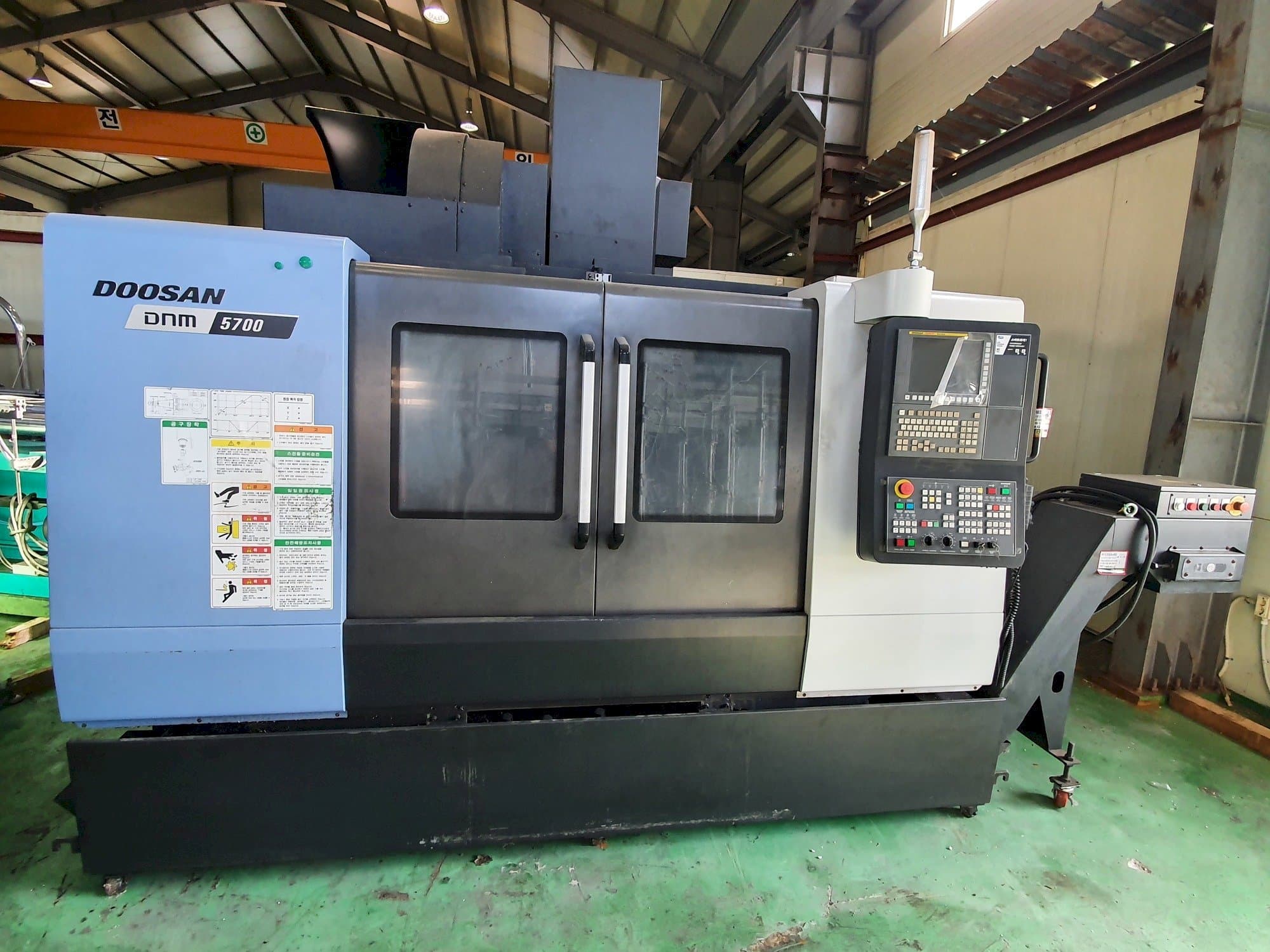 Vista Frontal da Doosan DNM5700 máquina