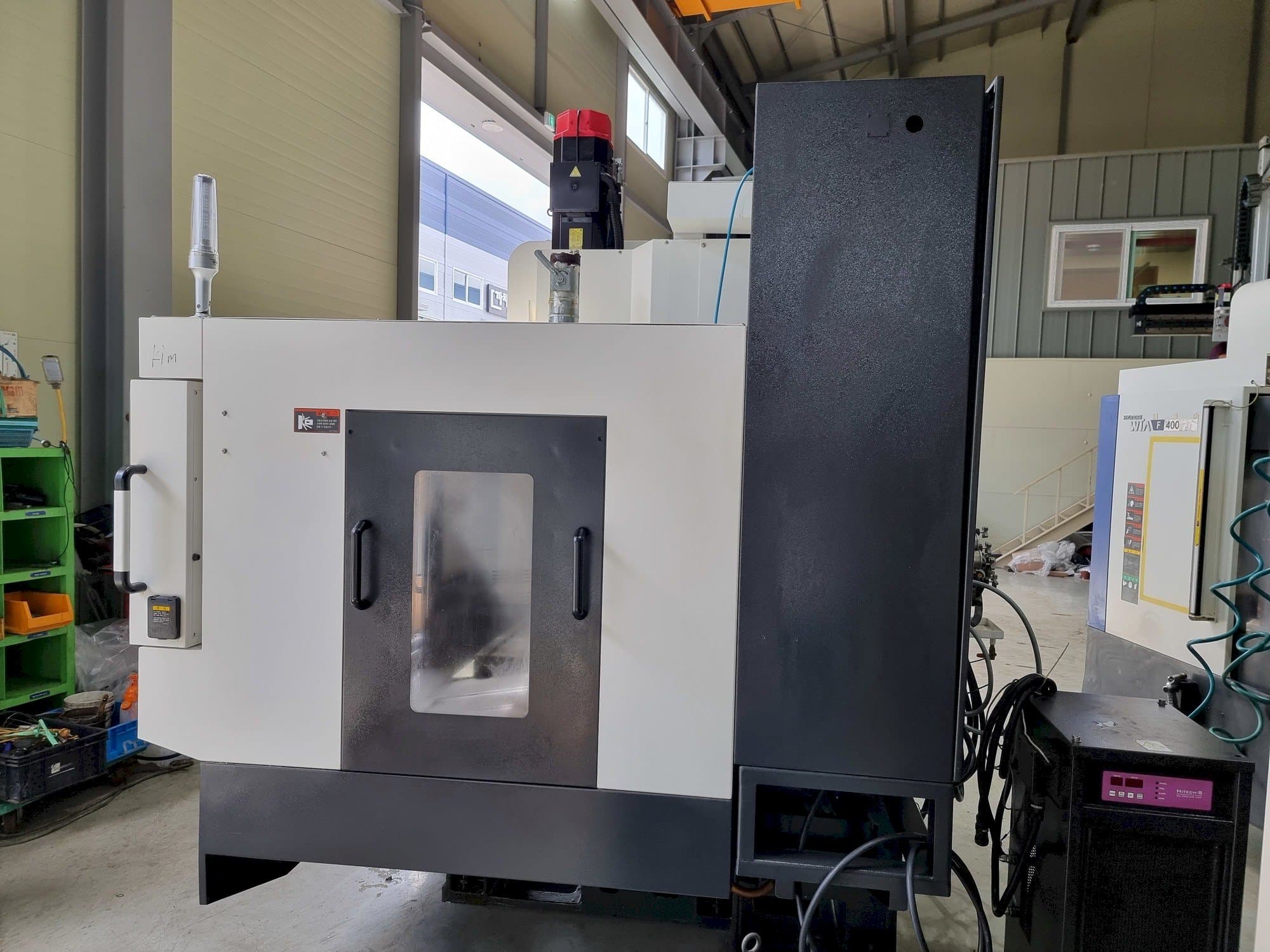 Vista Frontal da Hyundai Wia F400 máquina