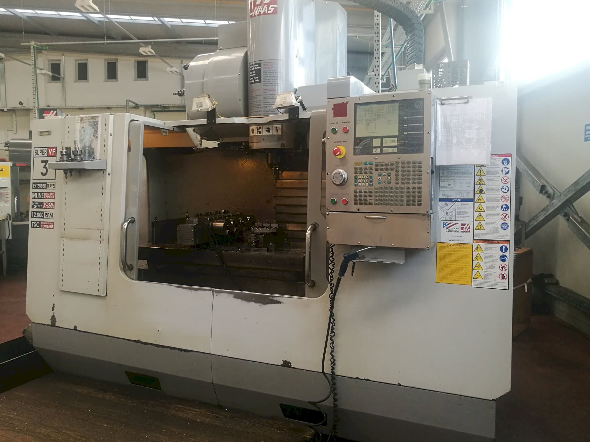 Vista Frontal  da HAAS VF-3SSYTHE  máquina