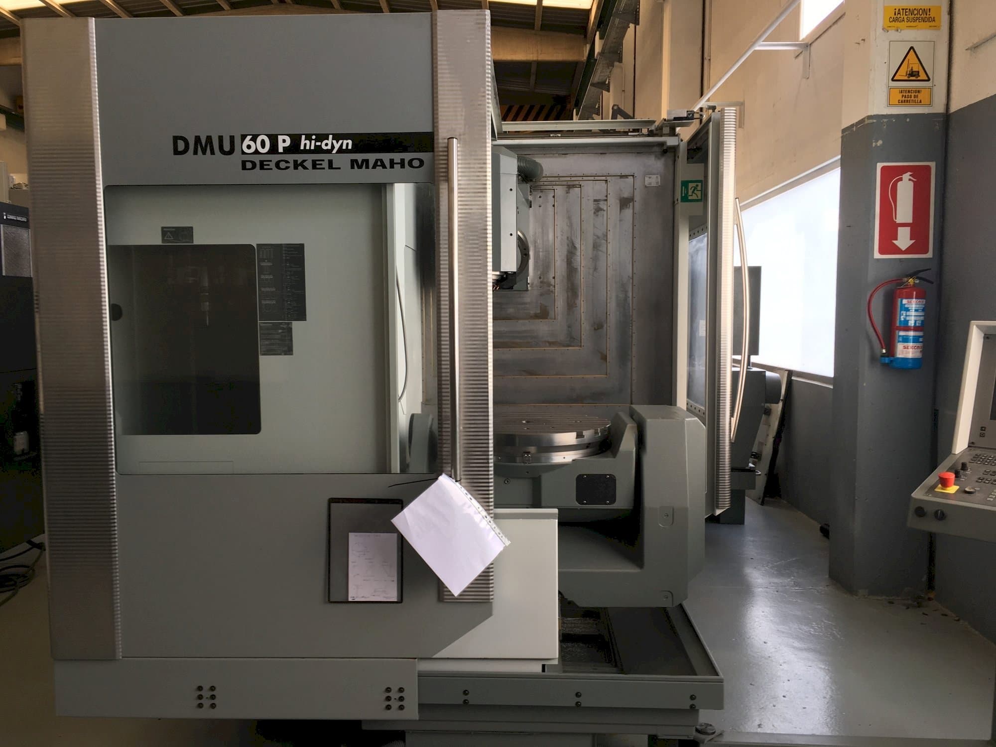 Vista Frontal da DECKEL MAHO DMU 60P hi-dyn máquina