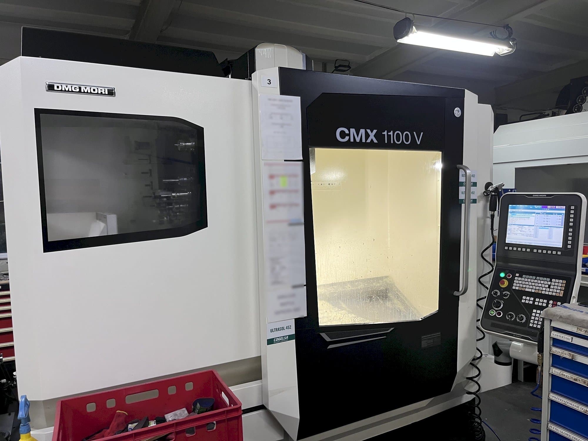 Vista Lateral Esquerda da DMG MORI CMX 1100 V máquina