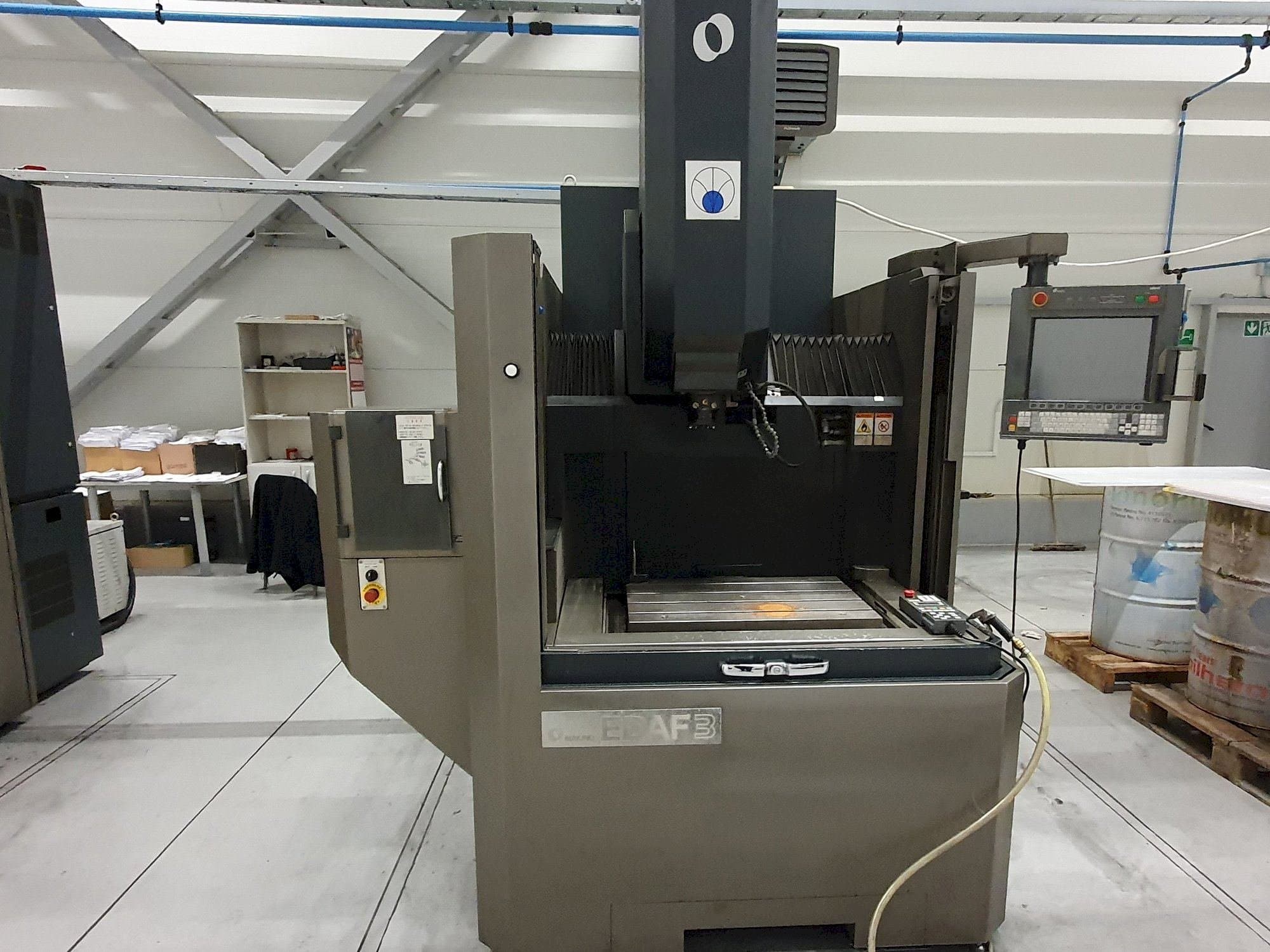 Vista Frontal da Makino EDAF3 máquina