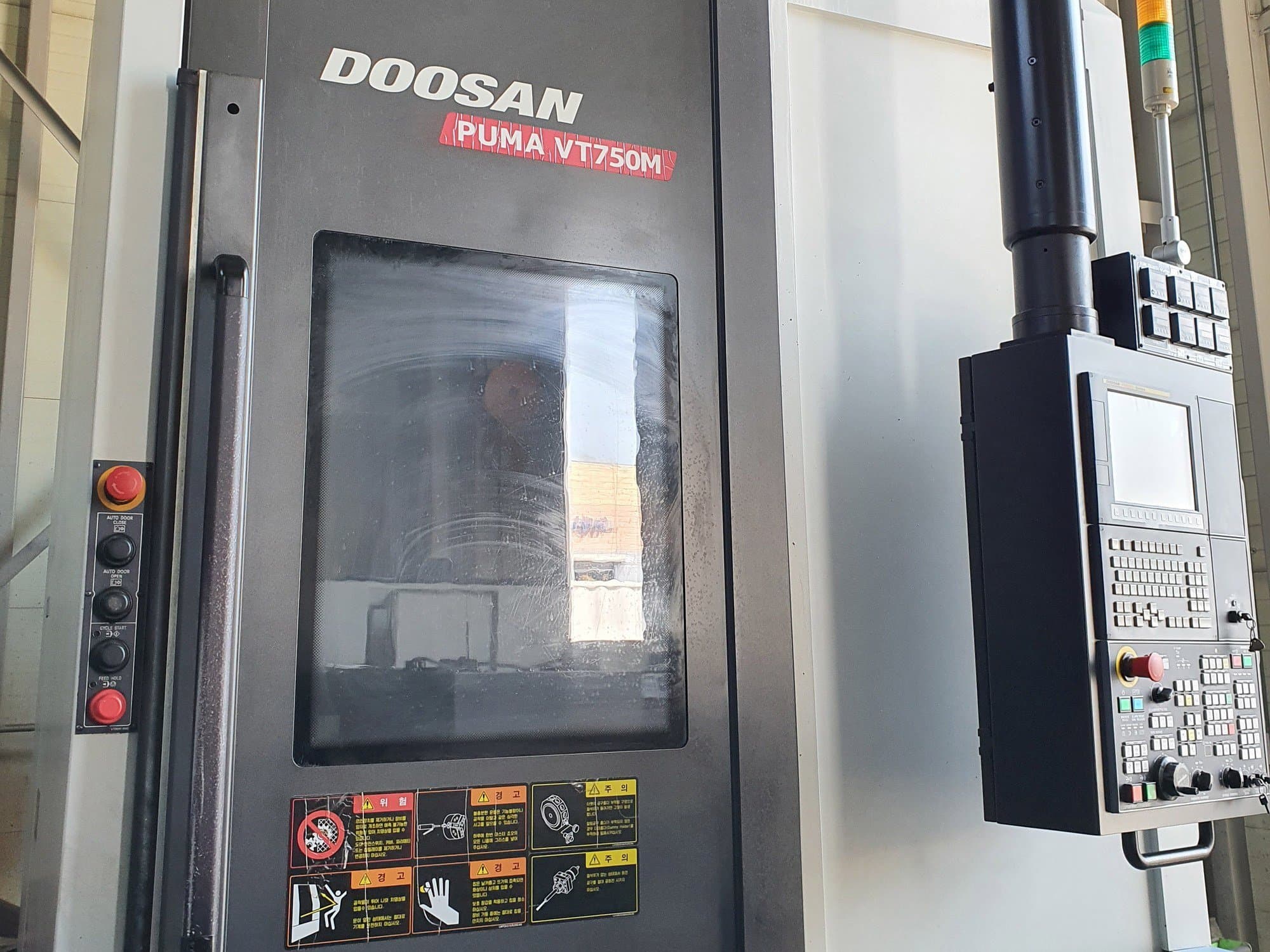 Vista Frontal da Doosan VT750M máquina