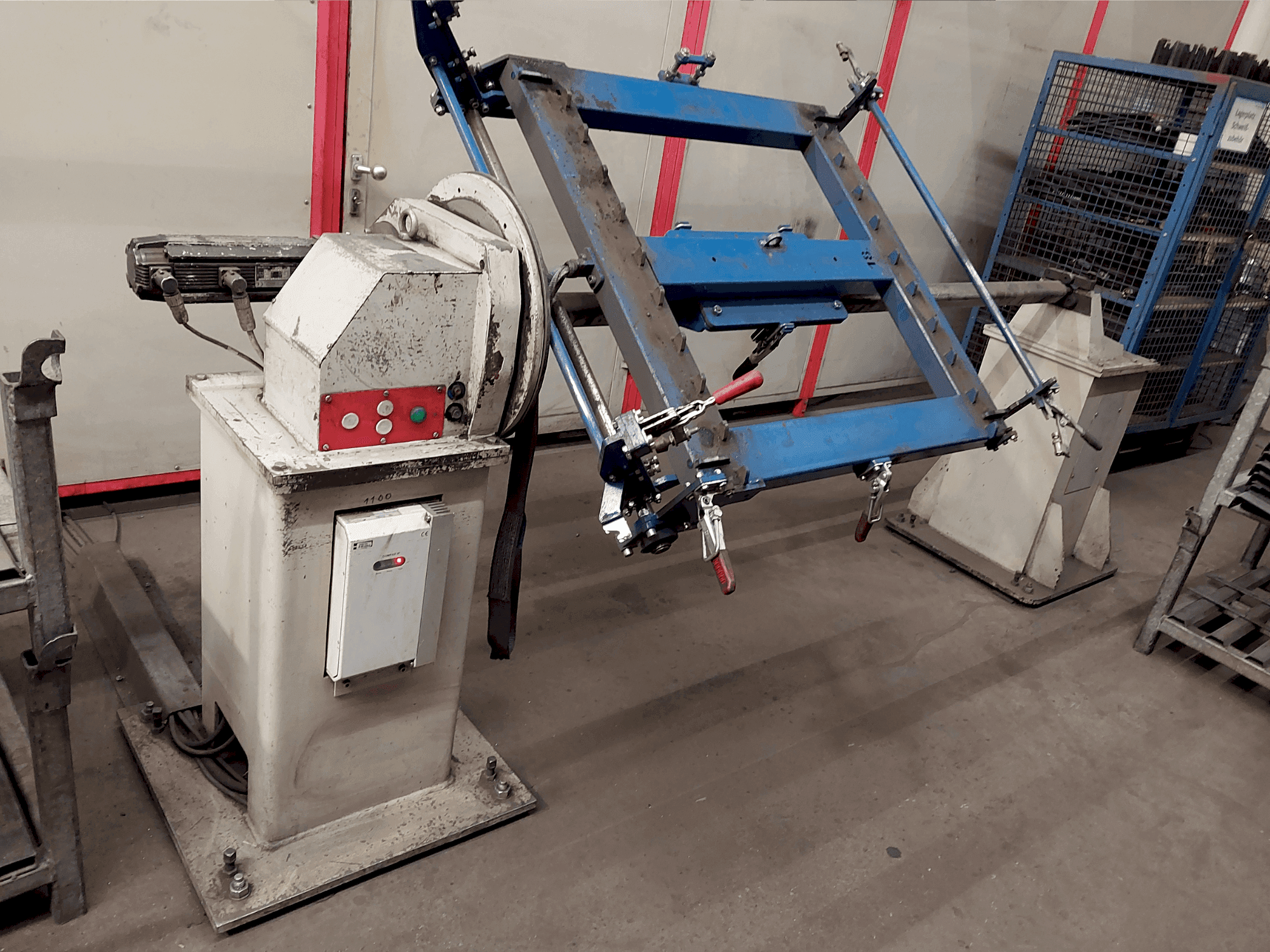 Vista Frontal  da IGM Welding Robot System  máquina