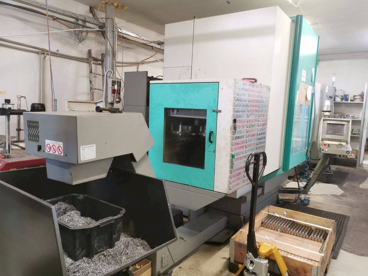 Vista Frontal da DECKEL MAHO 70 V máquina