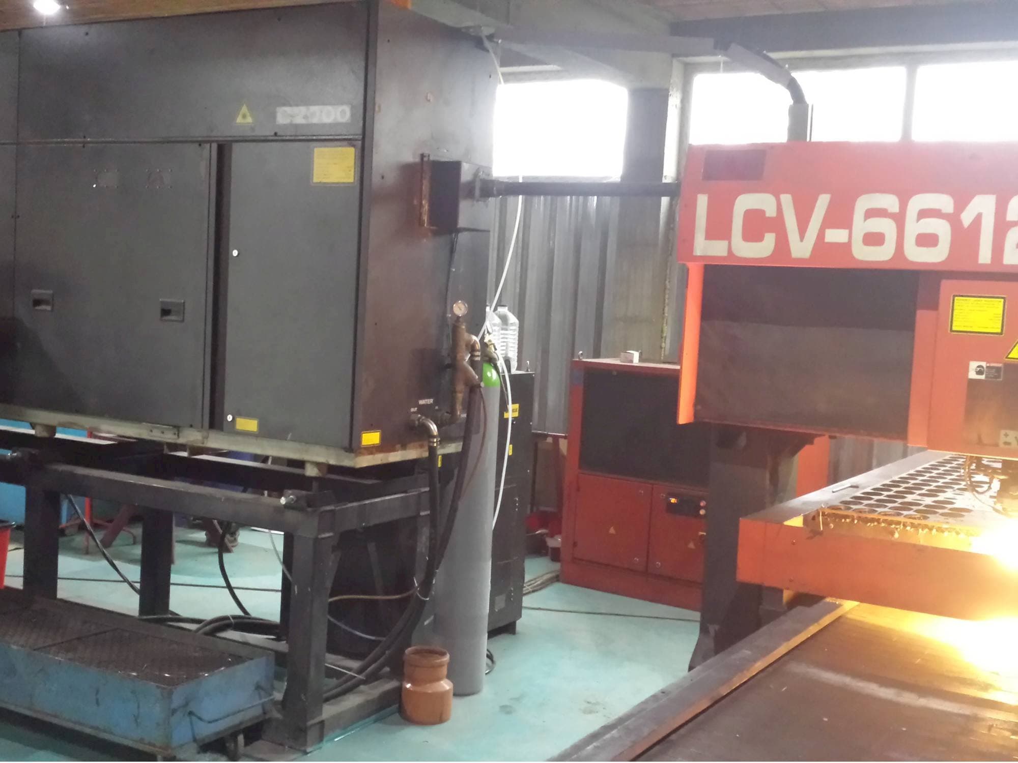 Vista Frontal da AMADA LCV 6612 II máquina