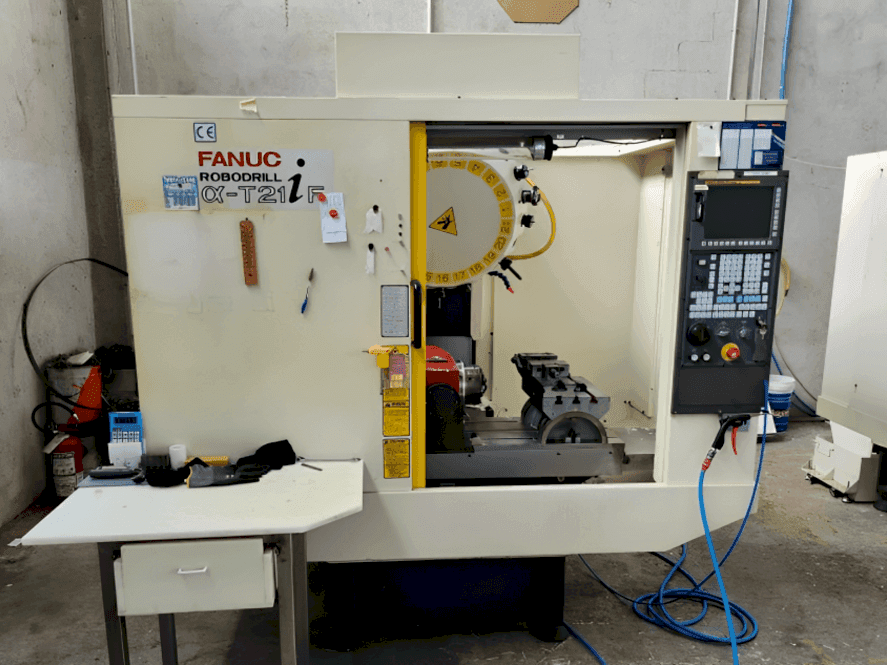 Vista Frontal da FANUC Robodrill Alpha T21iF máquina