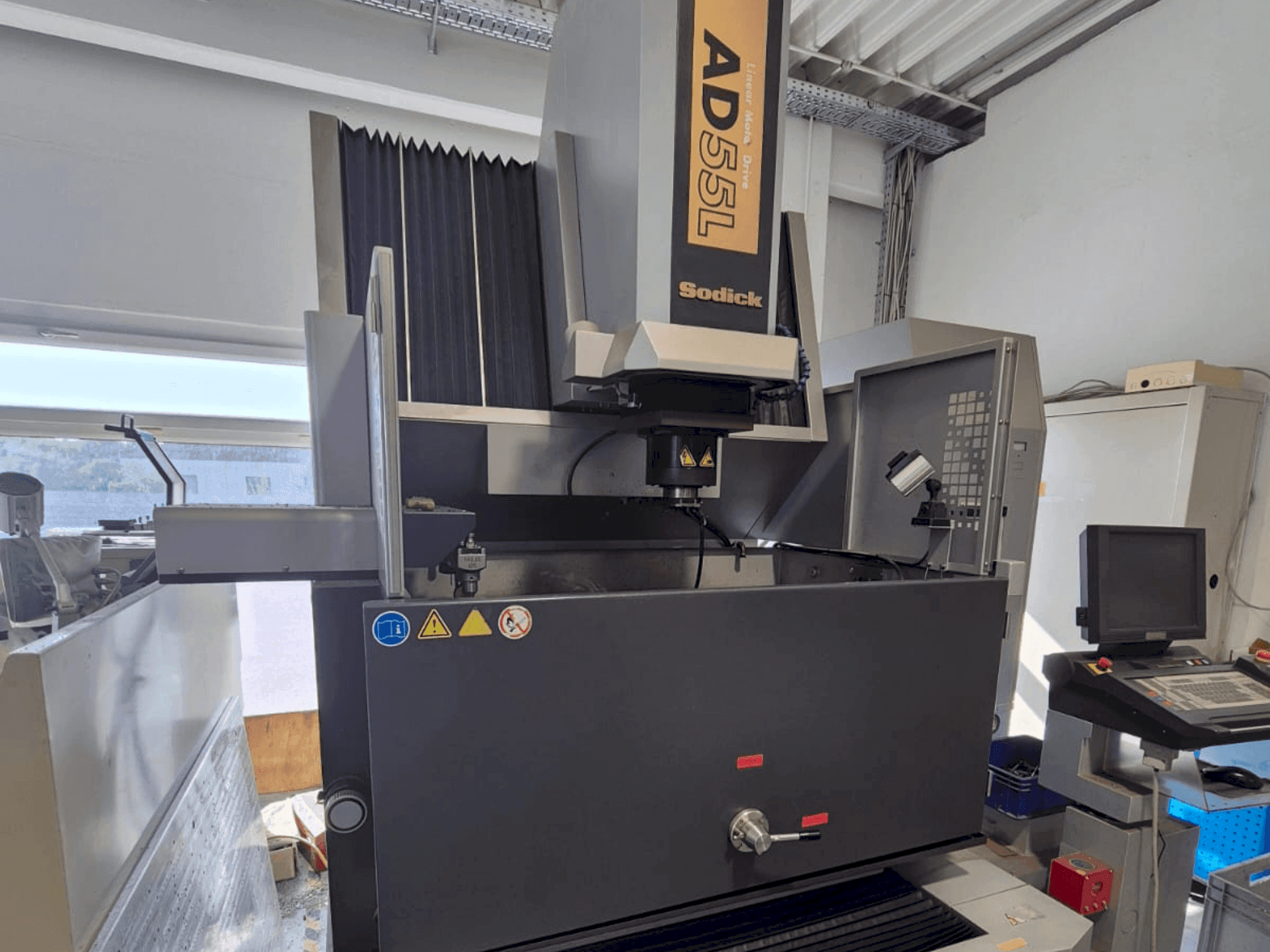 Vista Frontal da Sodick AD 55 L máquina