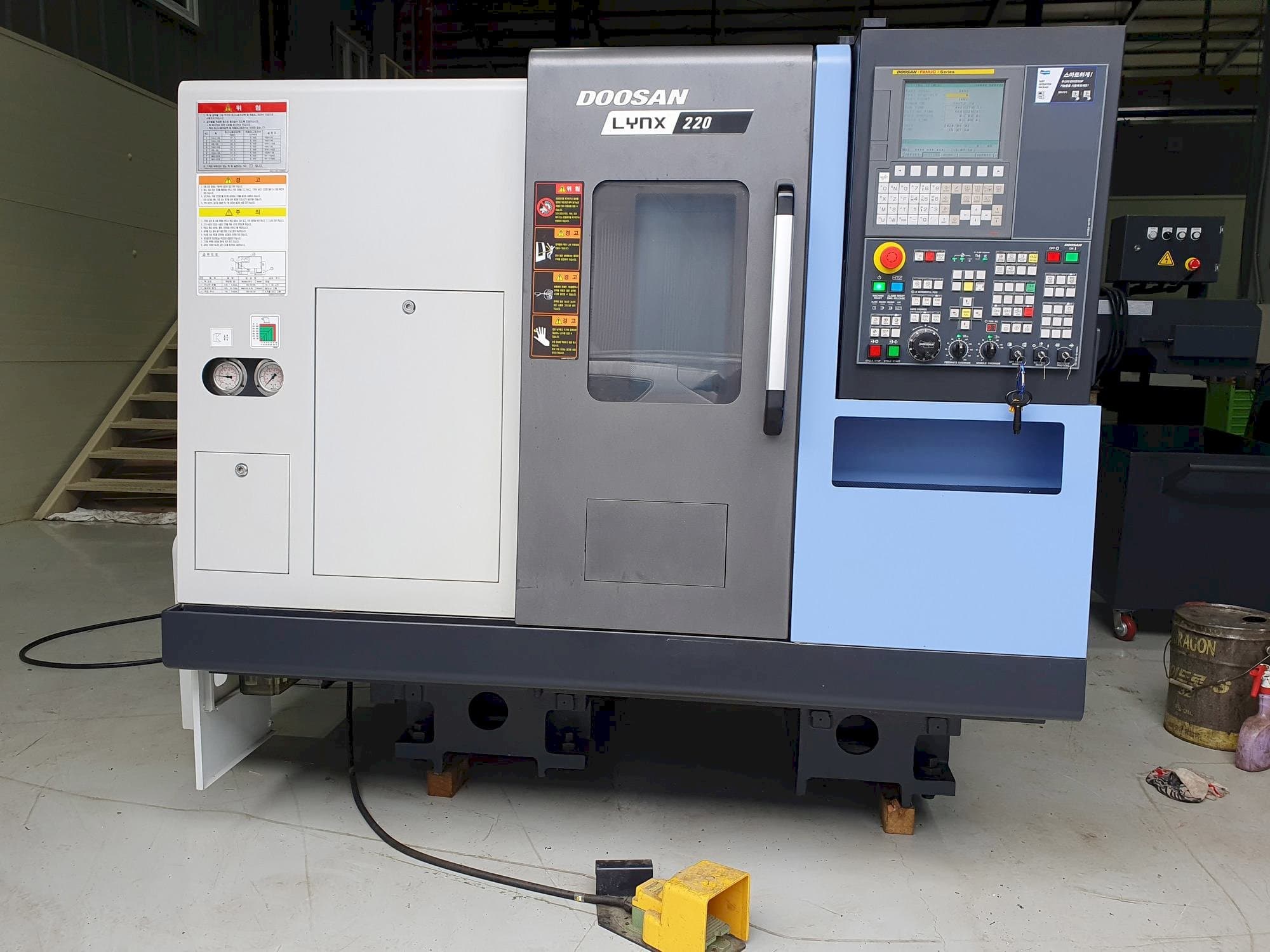 Vista Frontal da Doosan LYNX220C máquina