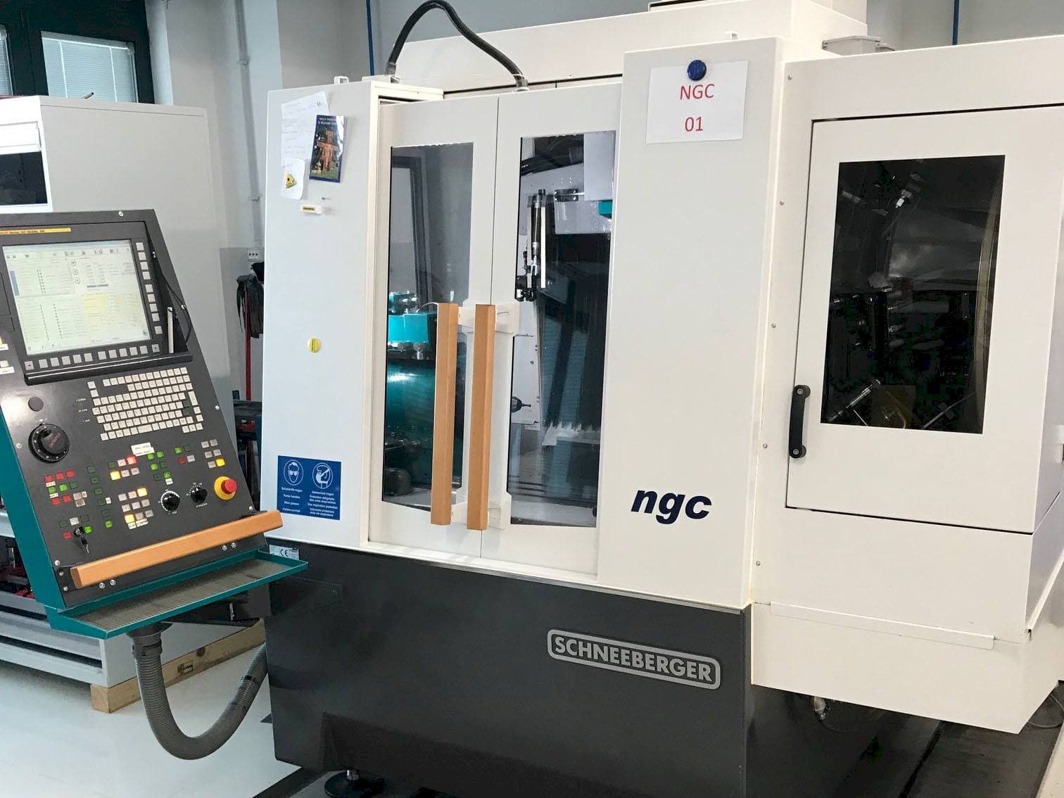 Vista Frontal da Schneeberger NGC máquina