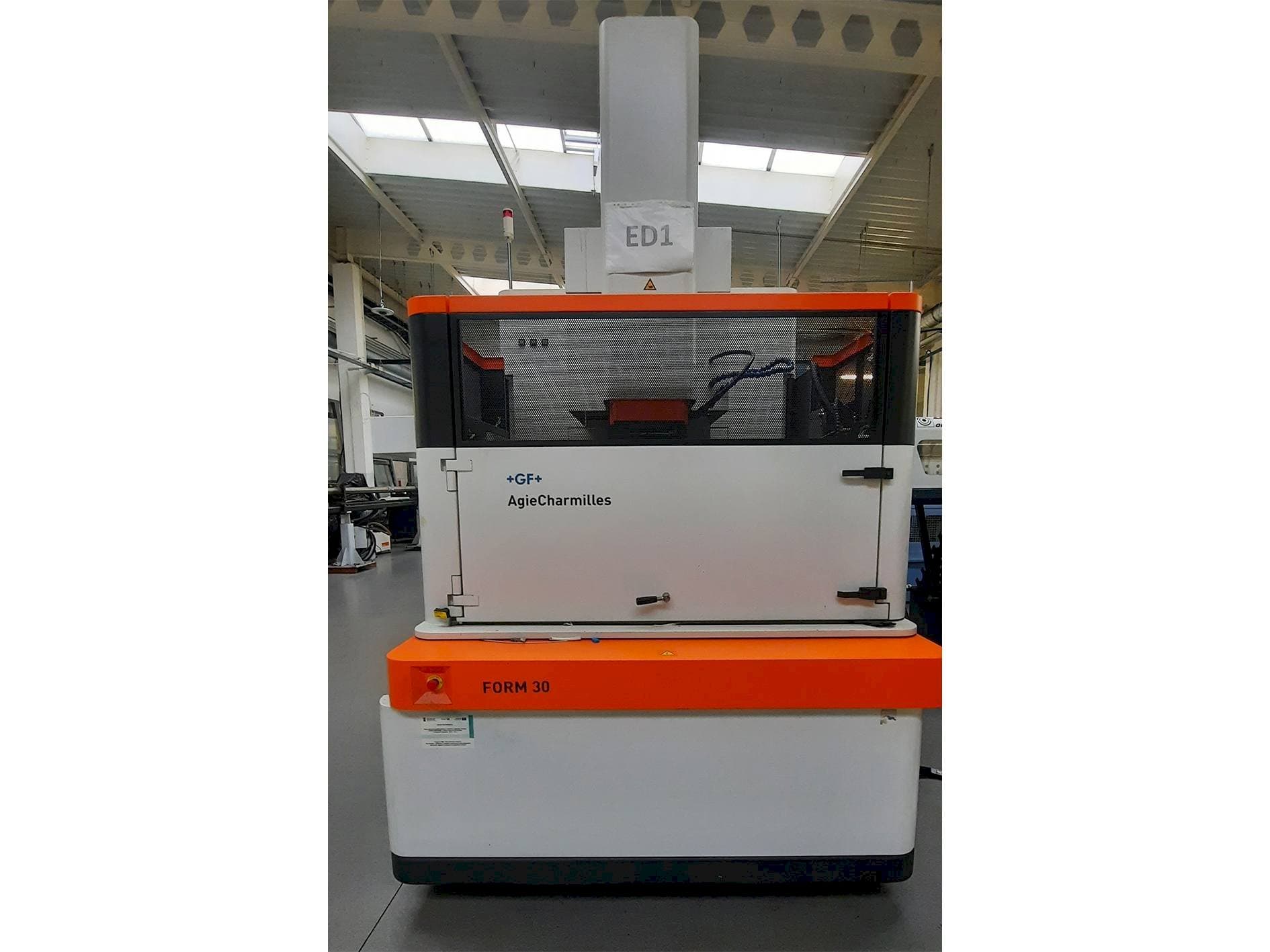 Vista Frontal da AgieCharmilles FORM 30 máquina