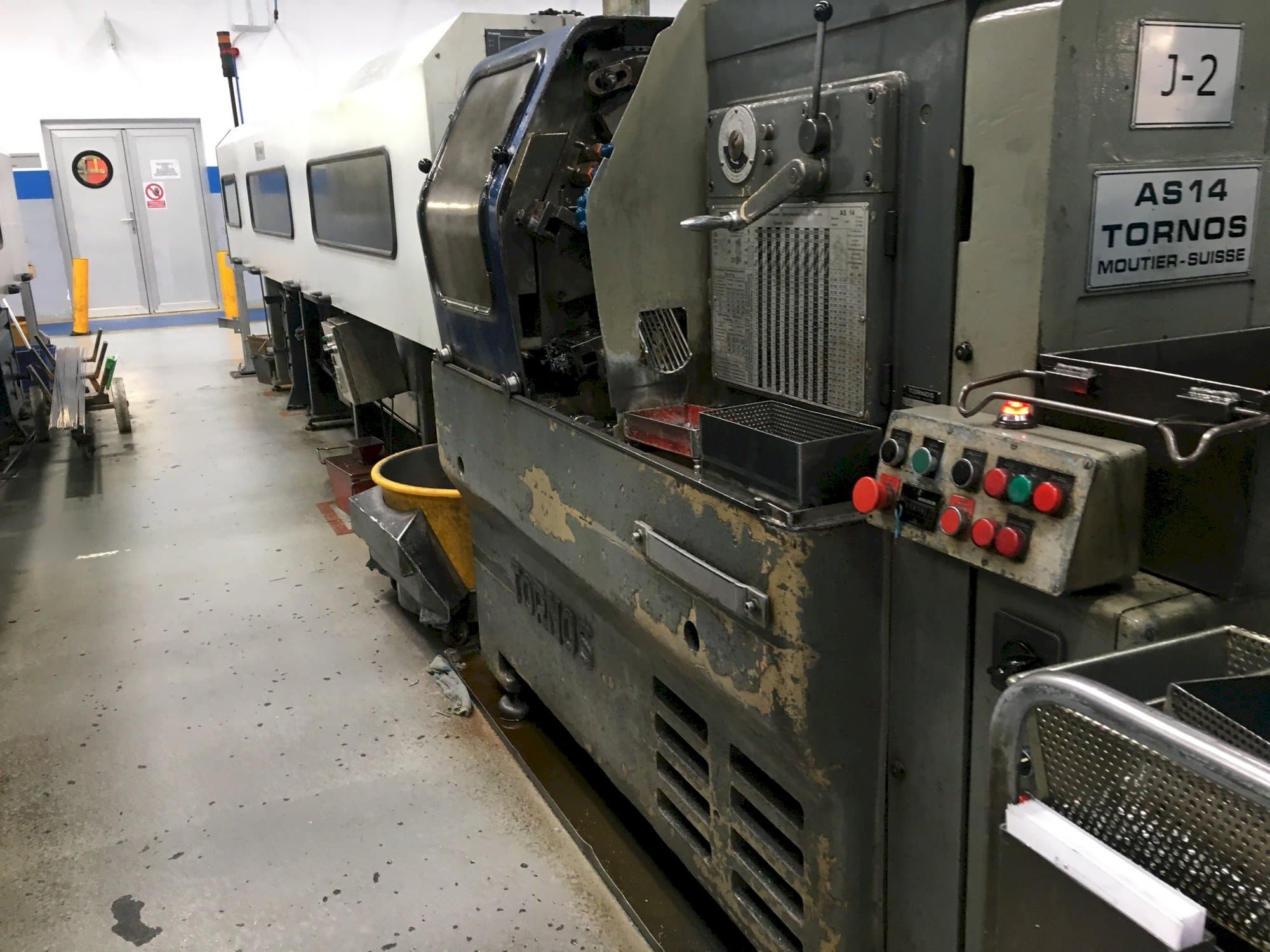 Vista Frontal da Tornos-Moutier Suisse AS 14 máquina