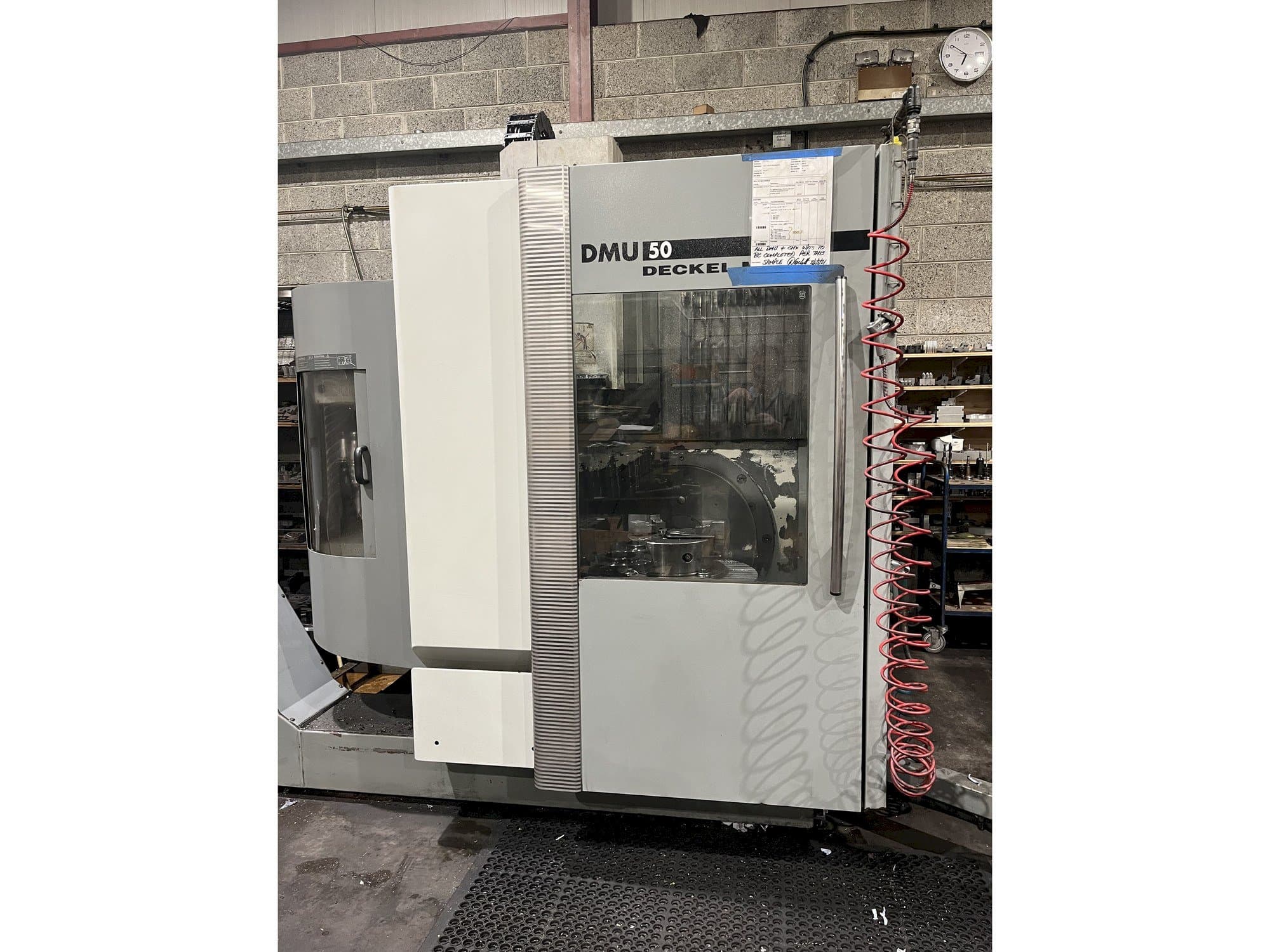 Vista Frontal da DECKEL MAHO DMU 50 máquina