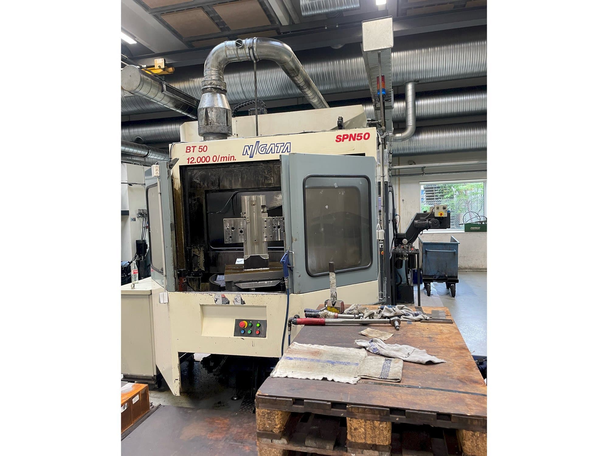 Vista Frontal da Niigata SPN 50 máquina