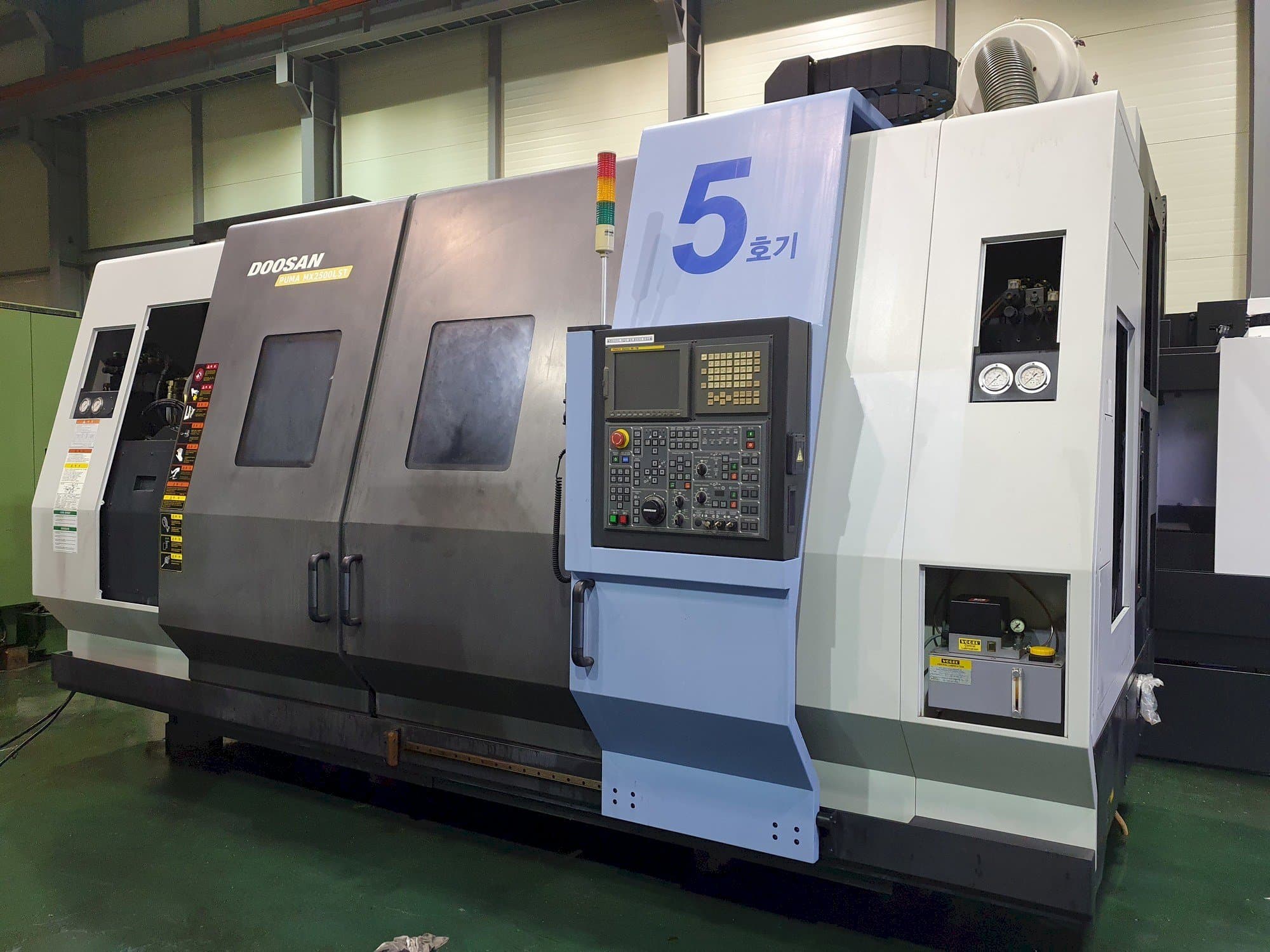 Vista Frontal da Doosan Puma MX2500LST máquina