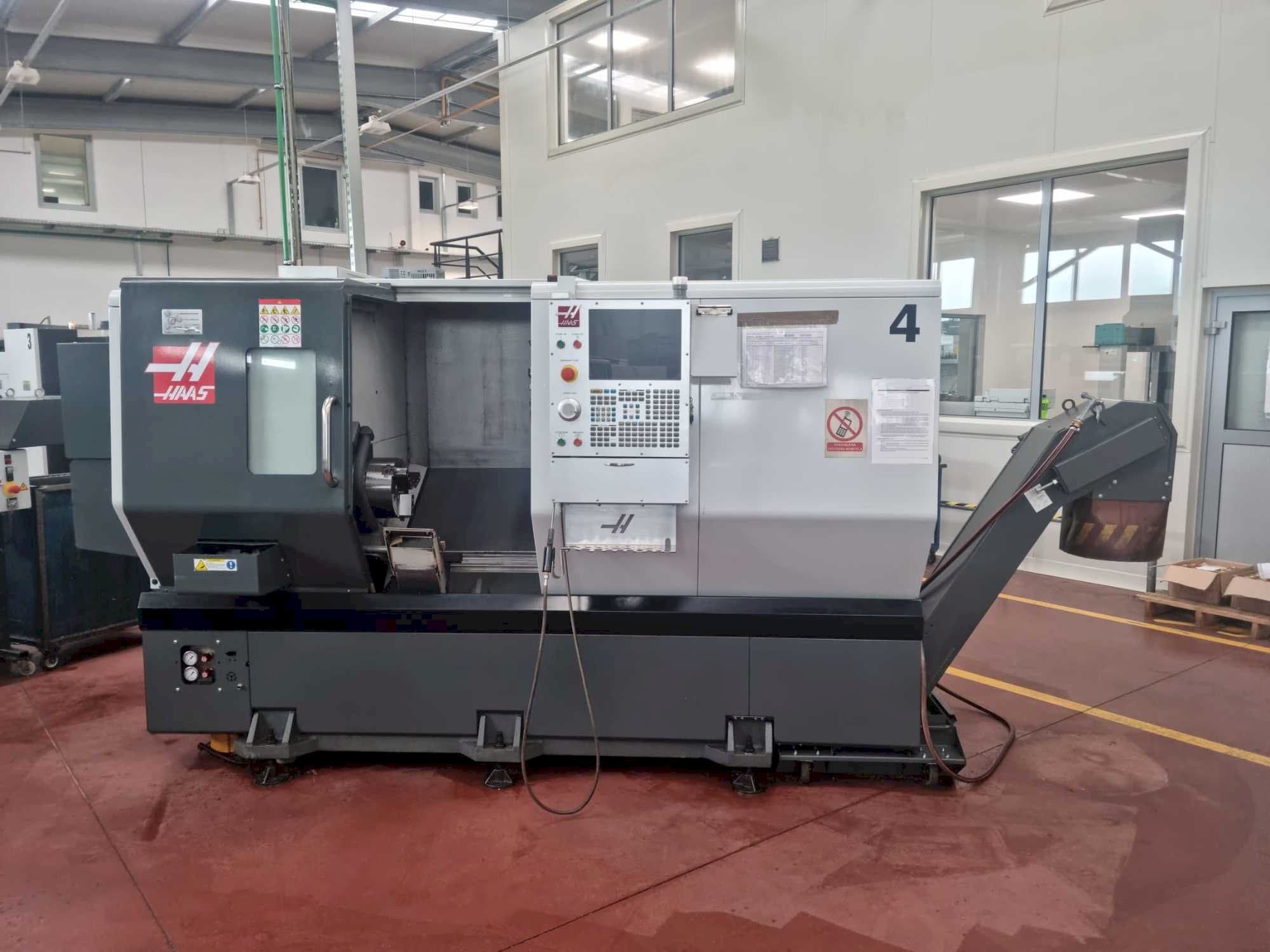 Vista Frontal  da HAAS ST-30Y  máquina