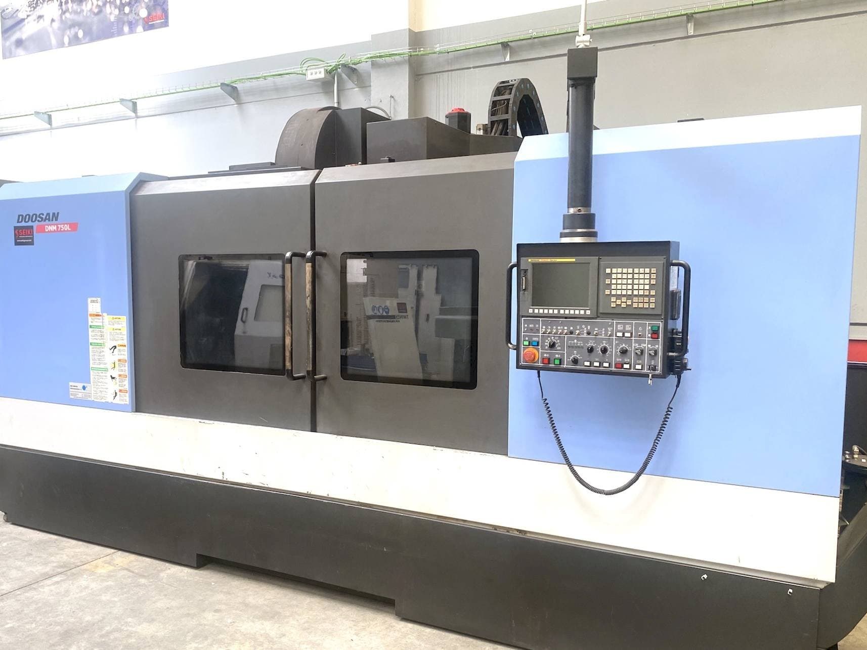 Vista Frontal da Doosan DNM 750L máquina