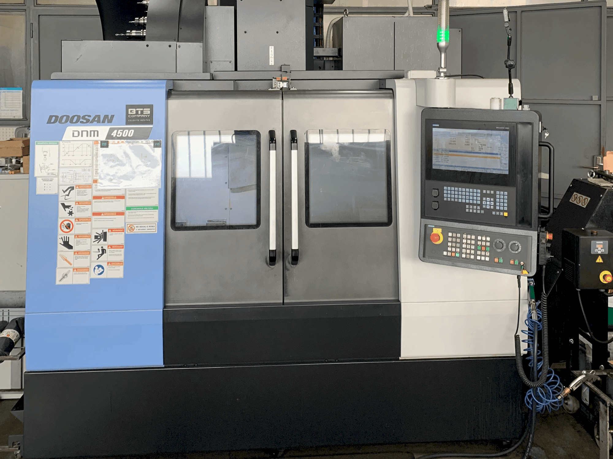 Vista Frontal da DOOSAN DNM 4500 máquina