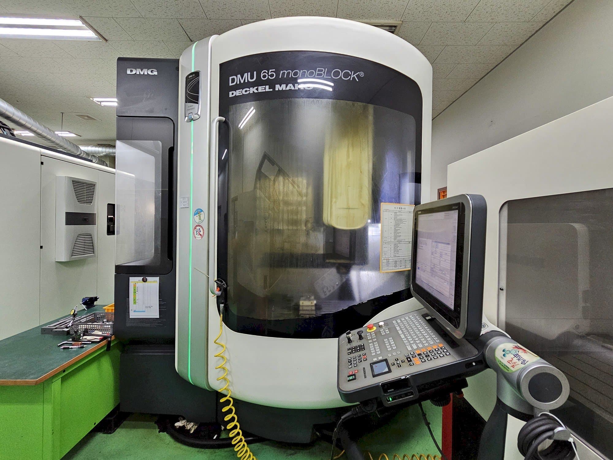 Vista Frontal da DECKEL MAHO DMU 65 monoBlock máquina