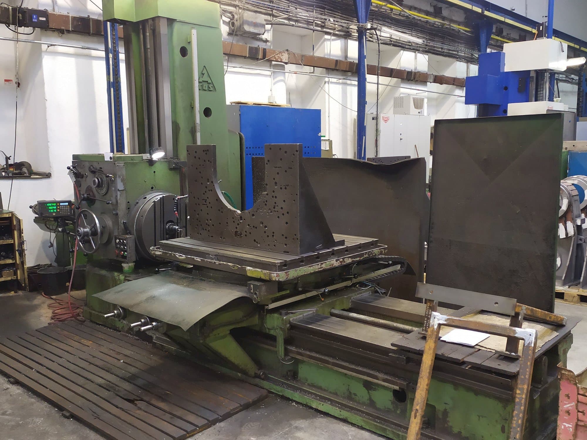 Vista Frontal  da TOS H 100  máquina