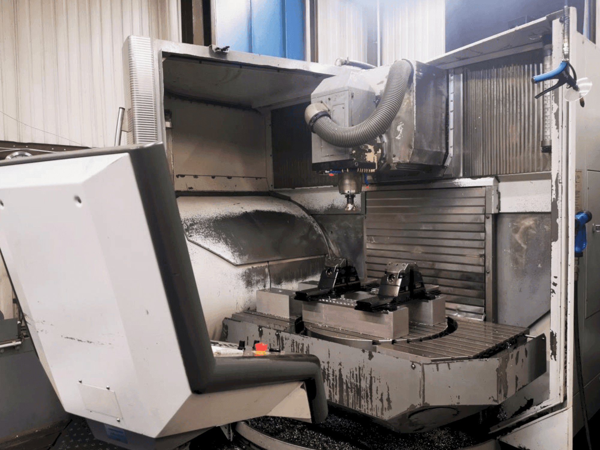 Espaço de trabalho da DECKEL MAHO DMU 100T máquina