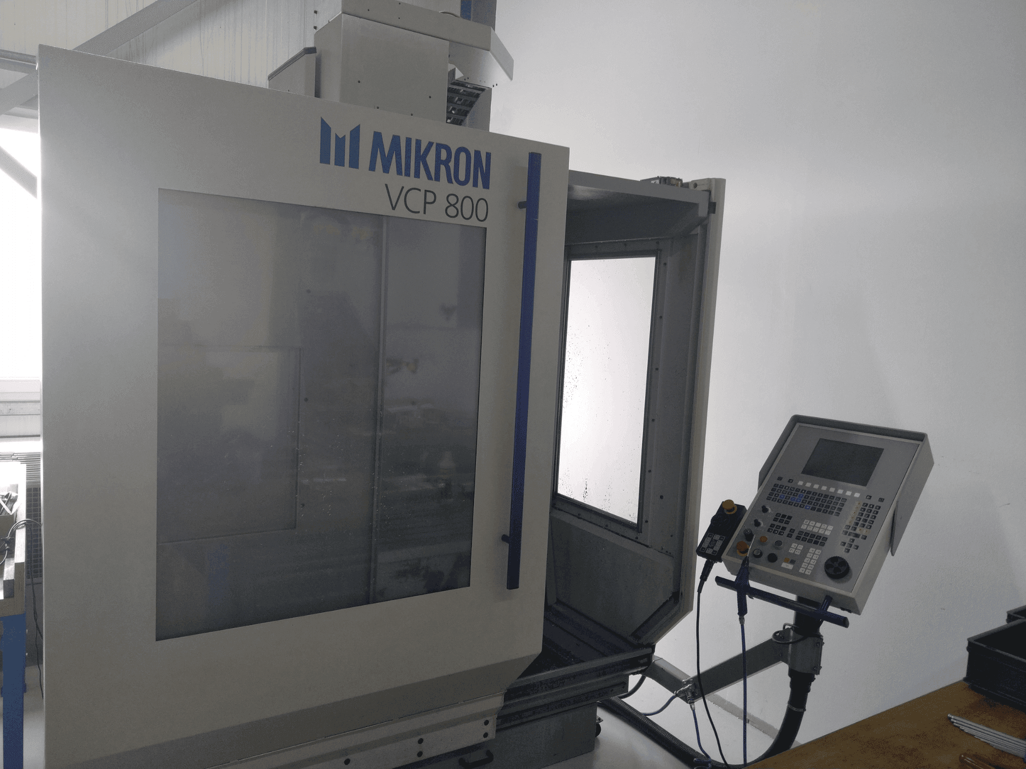 Vista Frontal da MIKRON VCP 800 máquina
