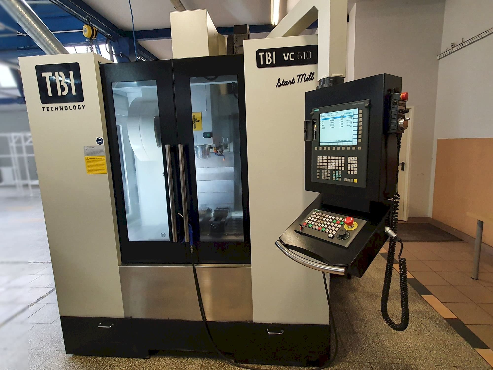 Vista Frontal da TBI VC610 Start Mill máquina