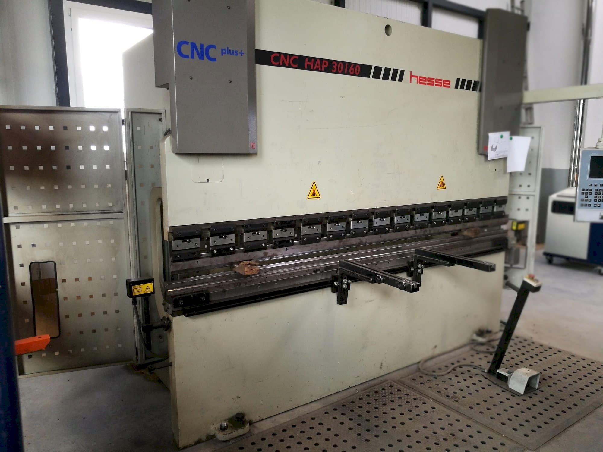 Vista Frontal da Hesse CNC HAP 30160 máquina