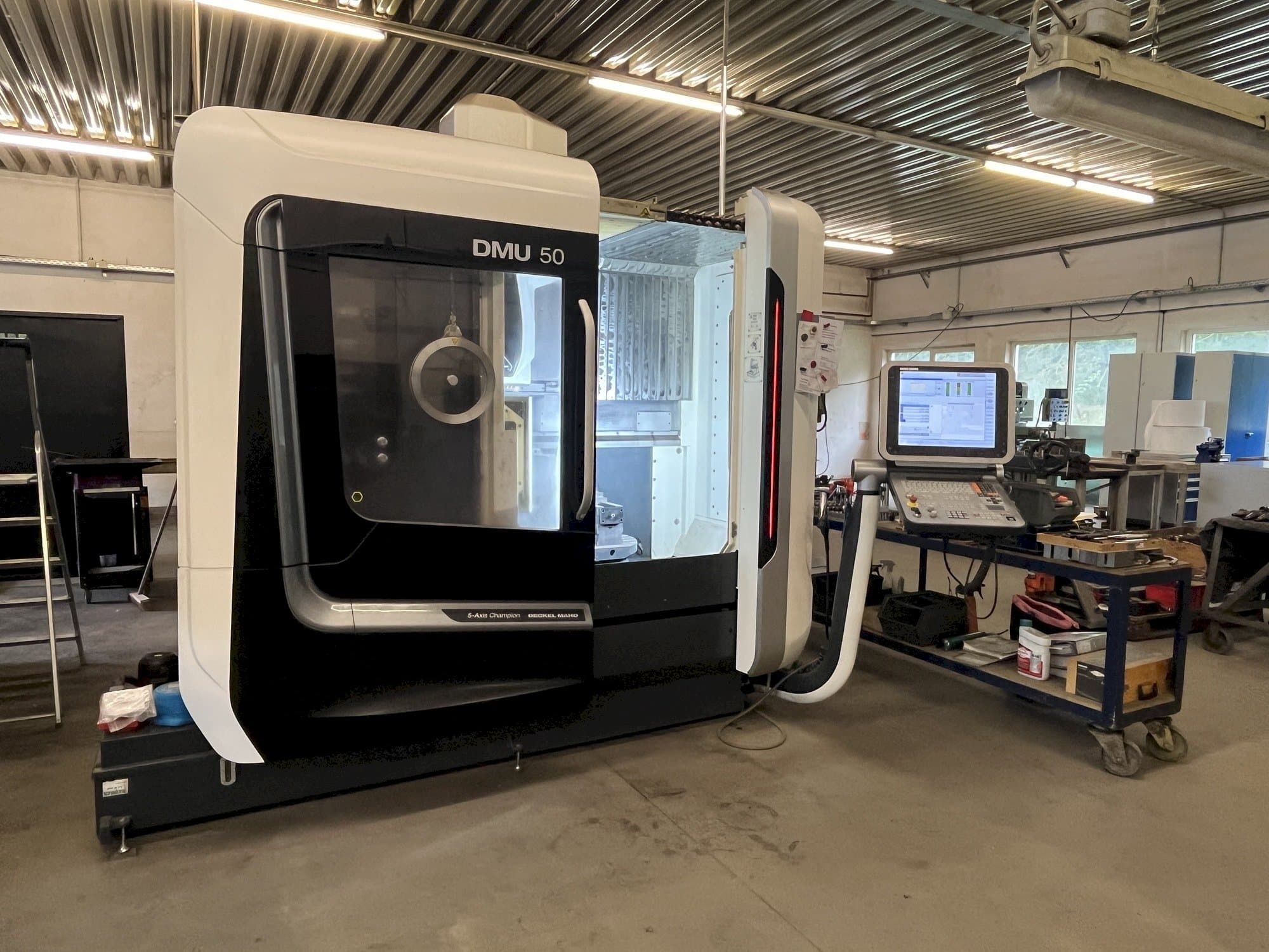 Vista Frontal da DECKEL MAHO DMU 50 máquina