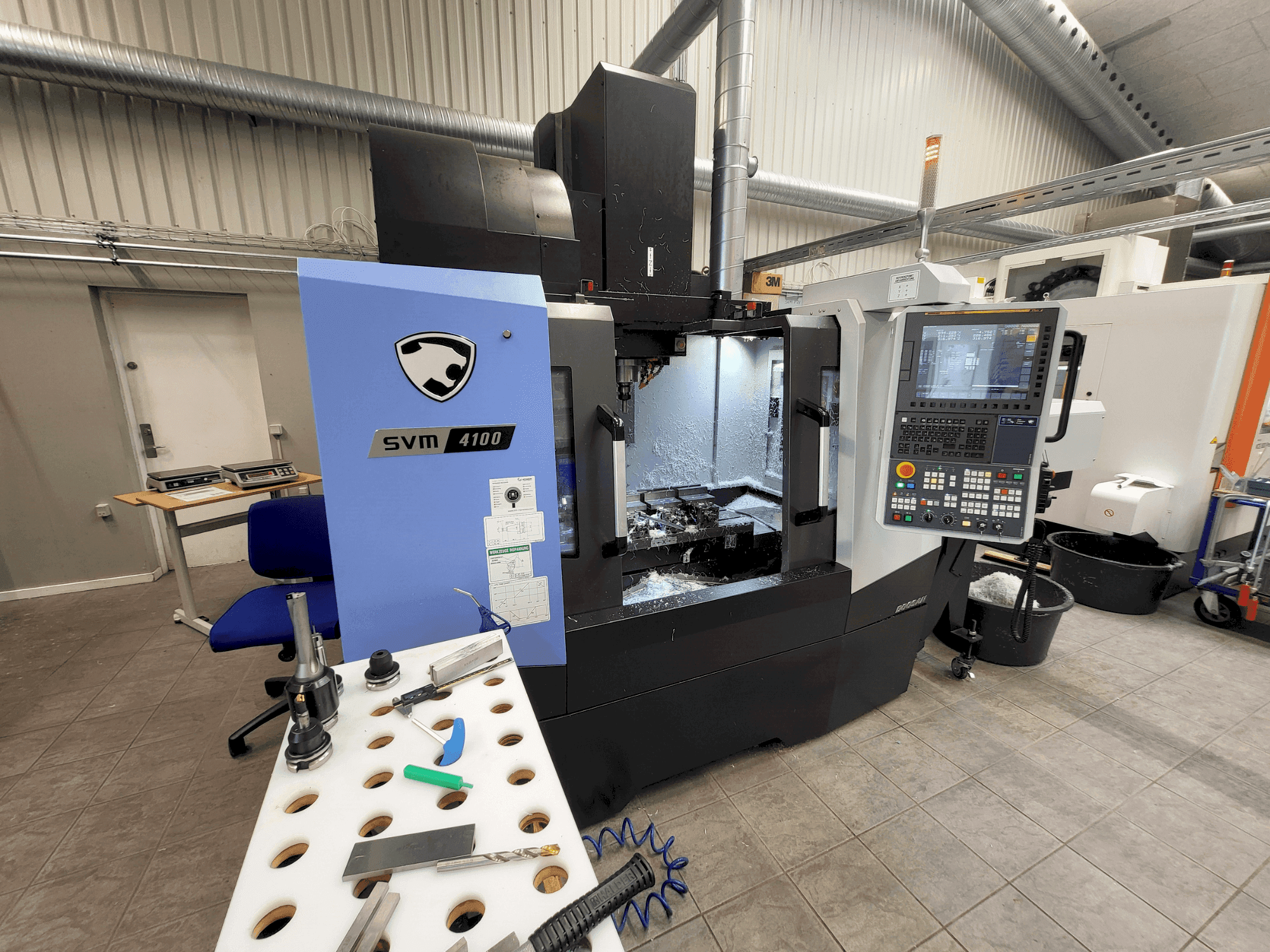 Vista Frontal da DOOSAN SVM4100 máquina