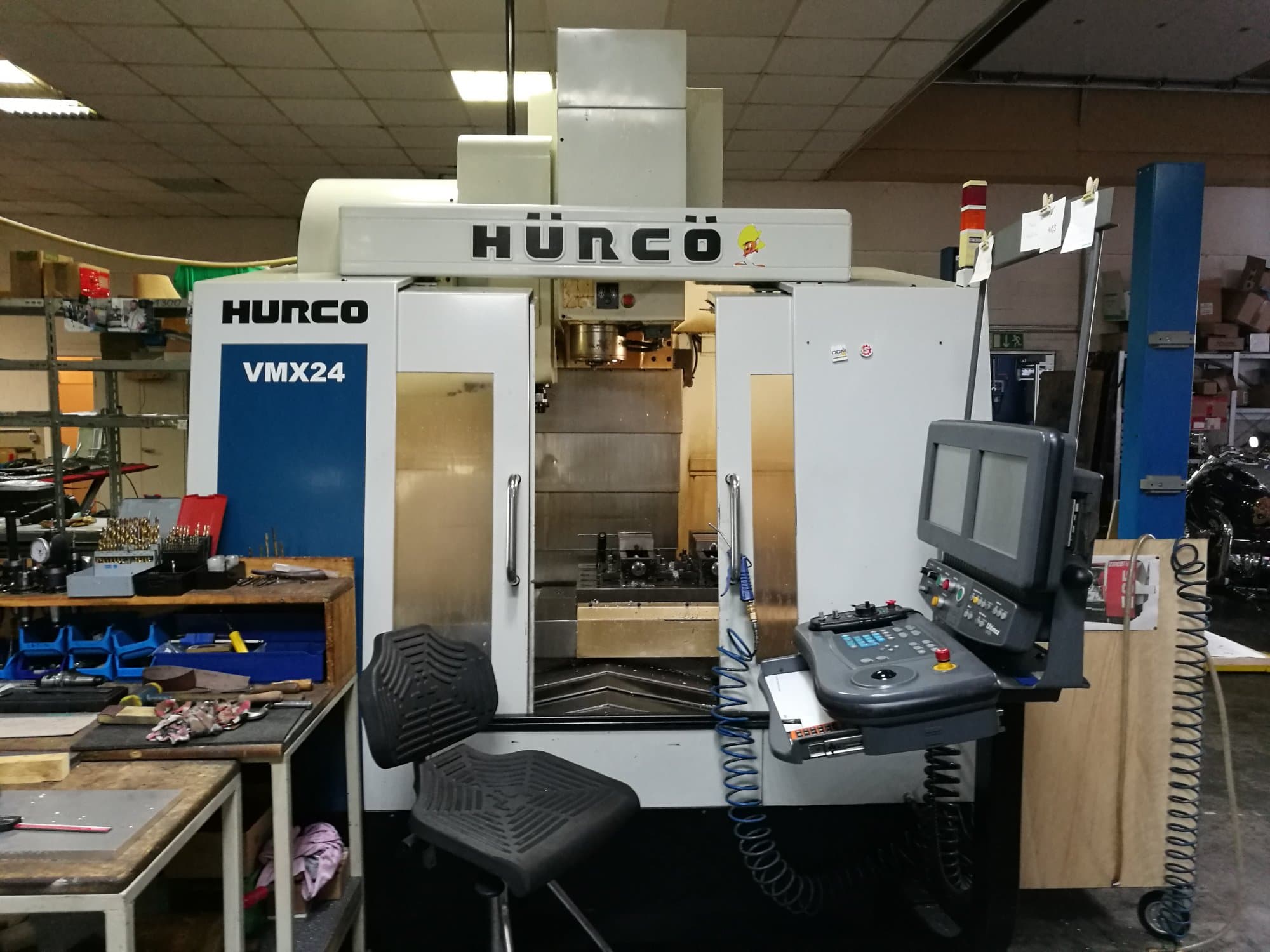 Vista Frontal da Hurco VMX24 máquina