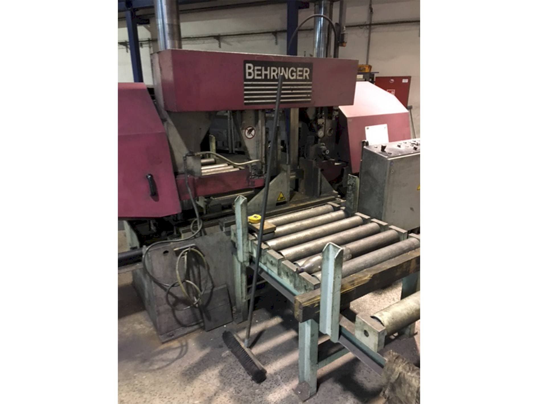 Vista Frontal da Behringer HBP 530 máquina