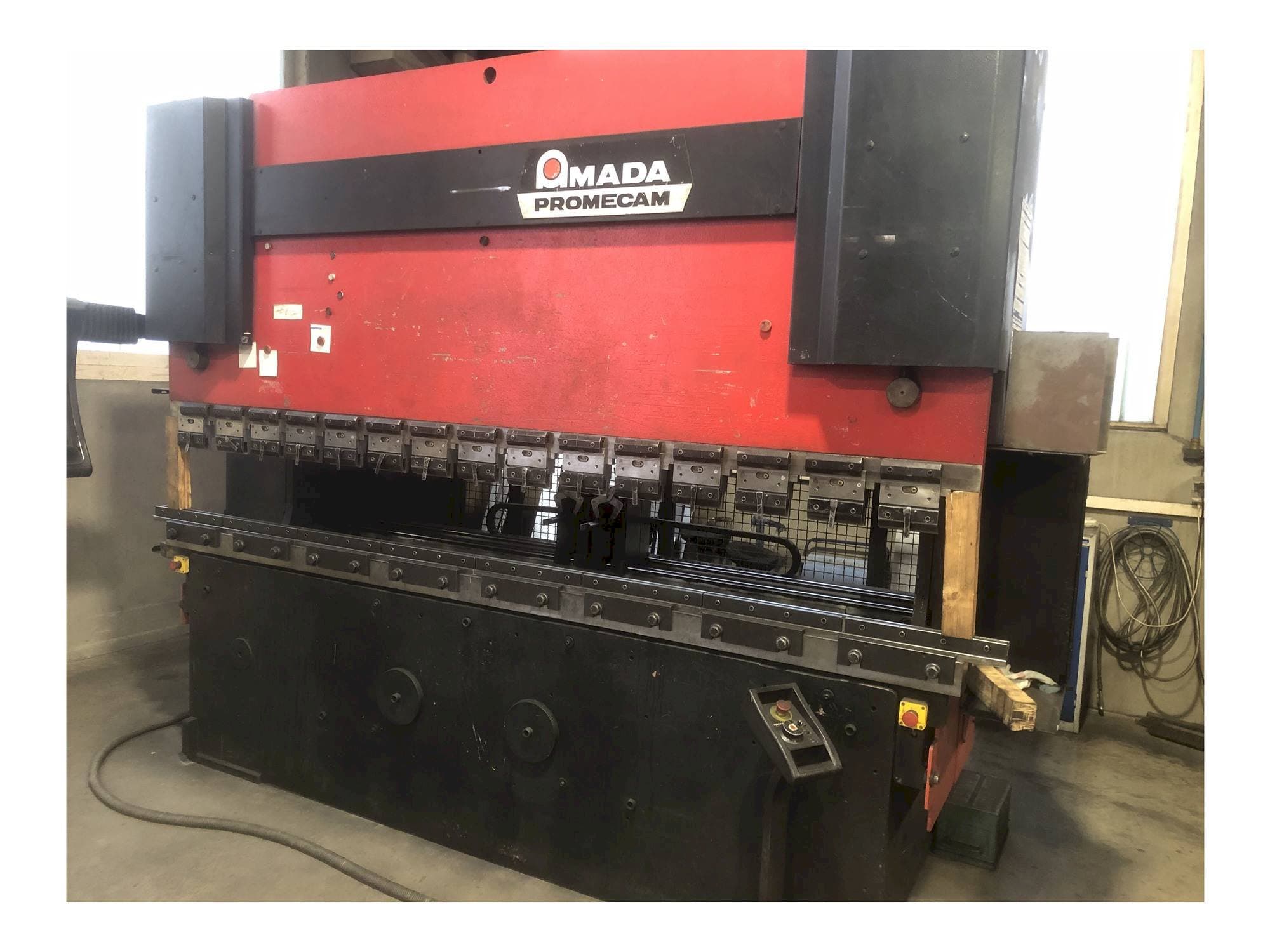 Vista Frontal da AMADA HFB 125 máquina