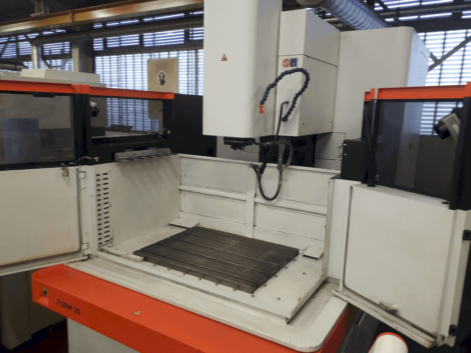 Vista Frontal da AgieCharmilles FORM 30 máquina