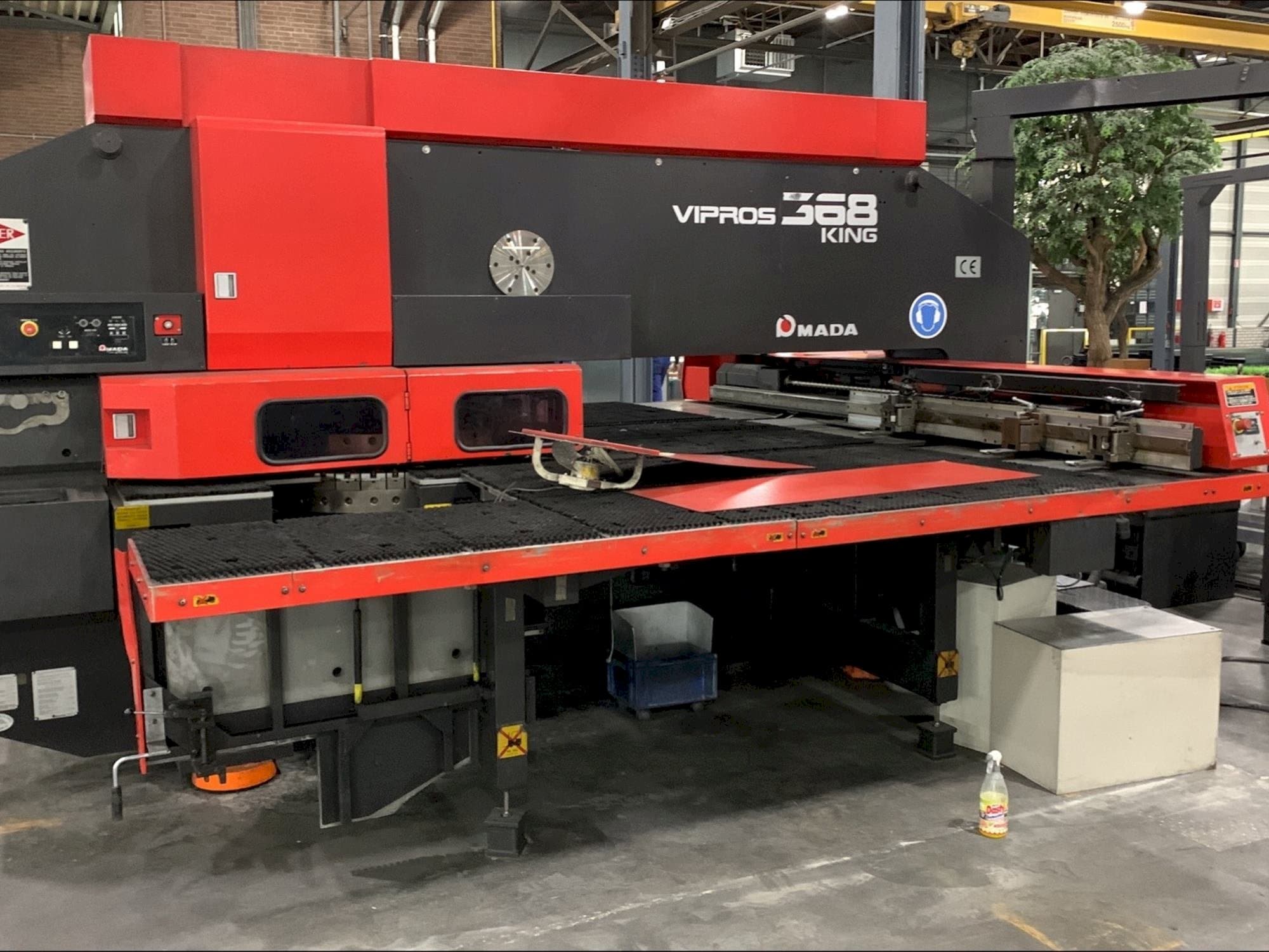 Vista Frontal da AMADA Vipros 368 King máquina