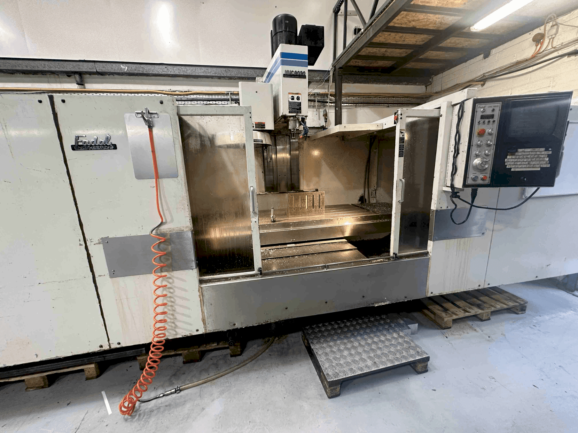 Vista Frontal da FADAL VMC8030HT máquina