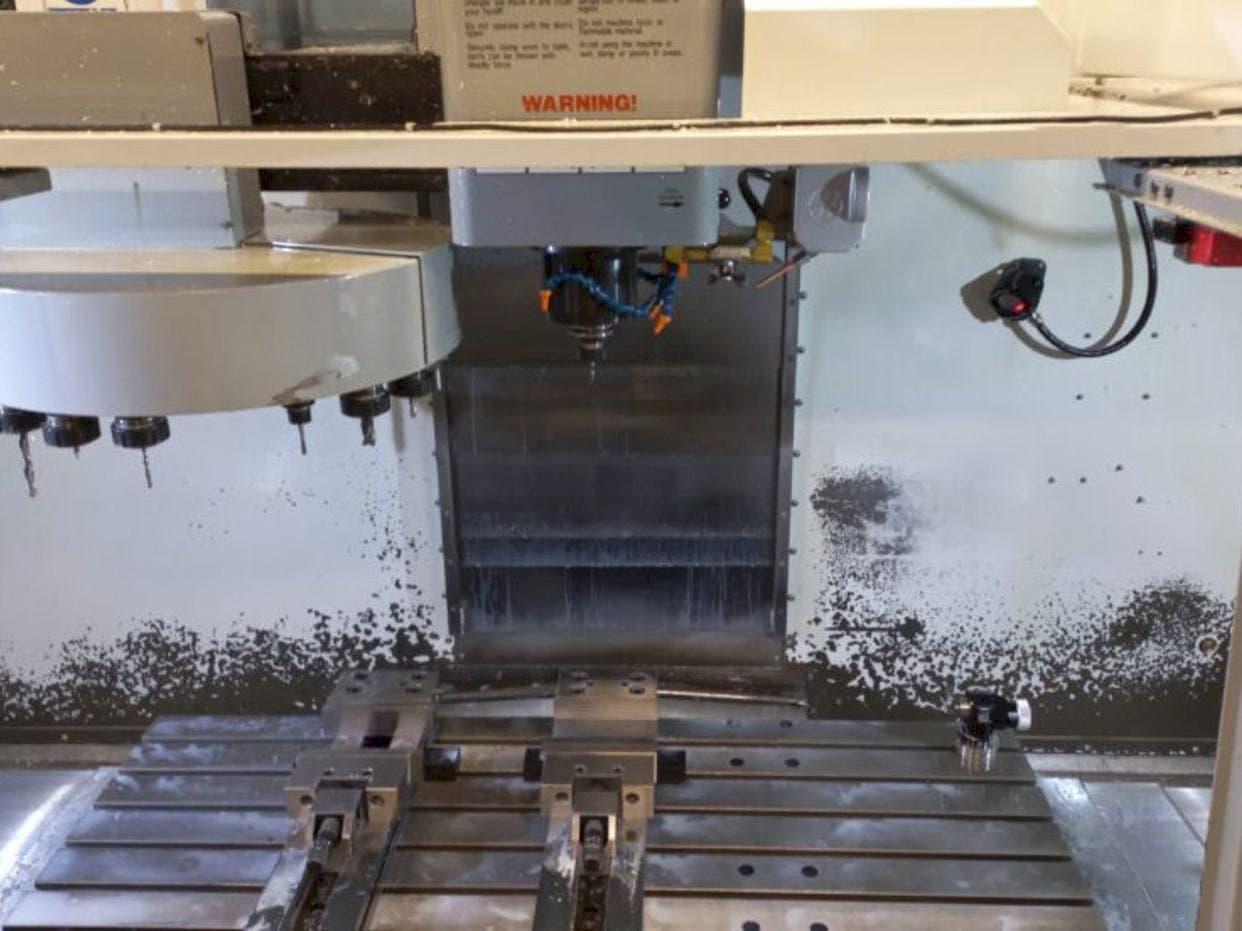 Vista Frontal da HAAS VF-4 DHE máquina