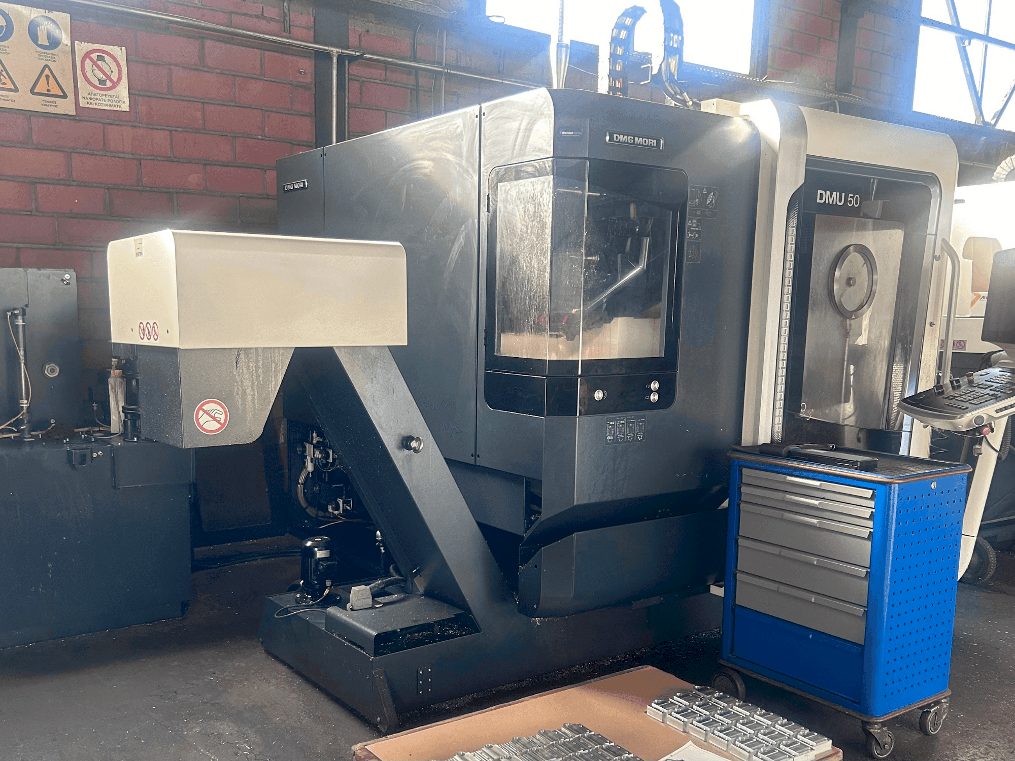 Vista Frontal  da DMG MORI DMU 50  máquina