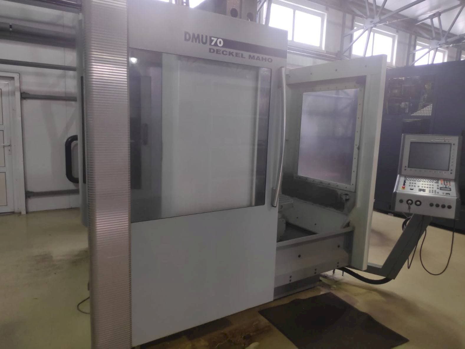 Vista Frontal da DECKEL MAHO DMU 70 máquina