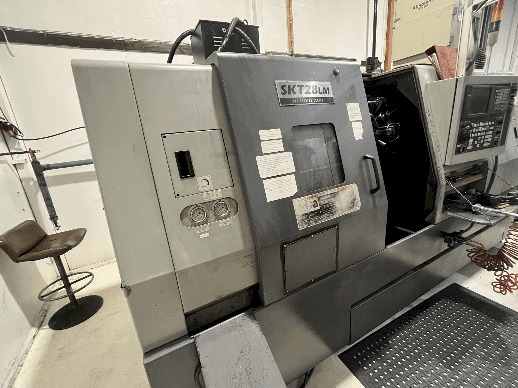 Vista Frontal  da Hyundai Kia SKT 28 LM  máquina