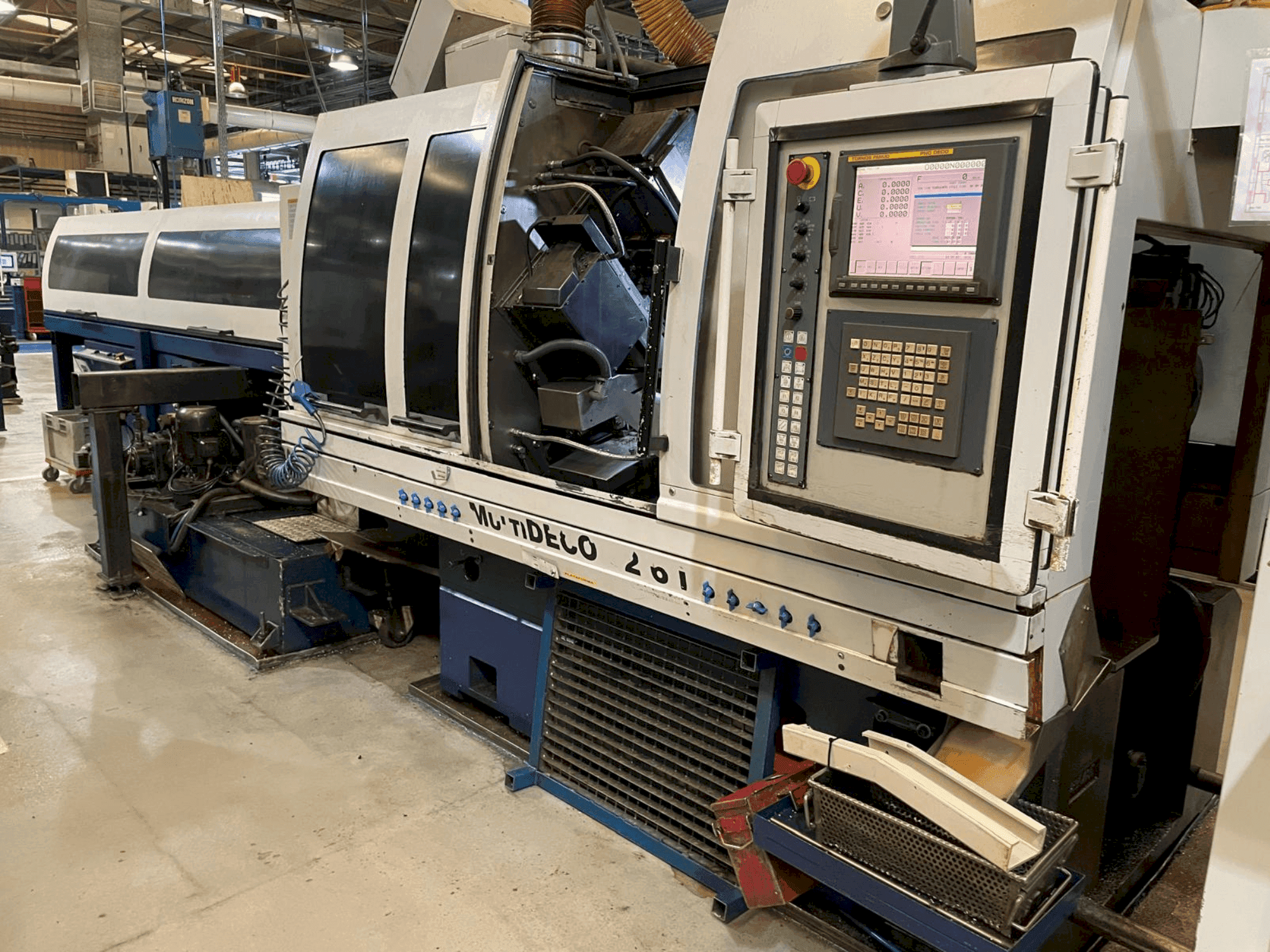 Vista Frontal da TORNOS MultiDeco 32-6i máquina