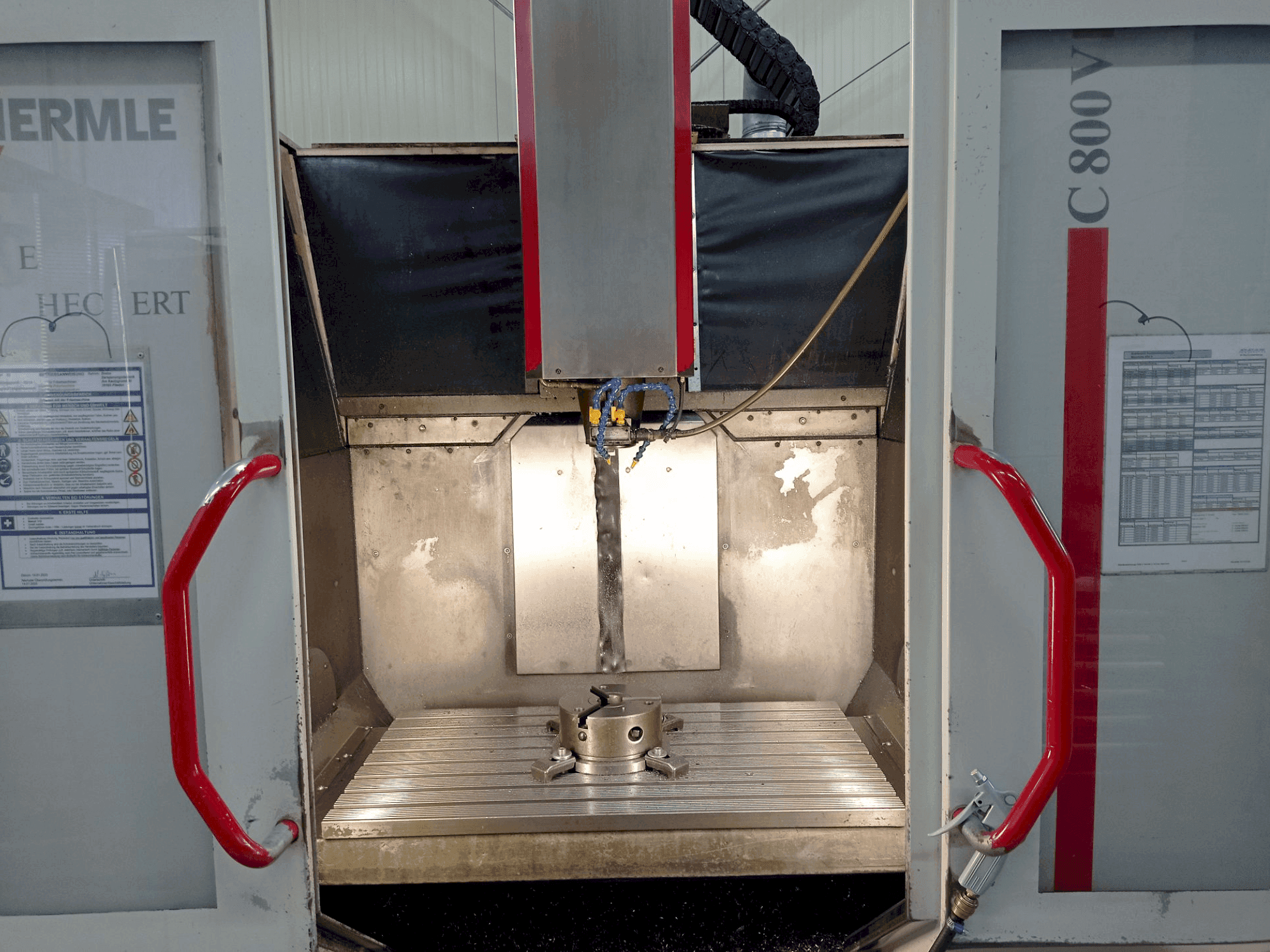 Vista Frontal da HERMLE C800V máquina