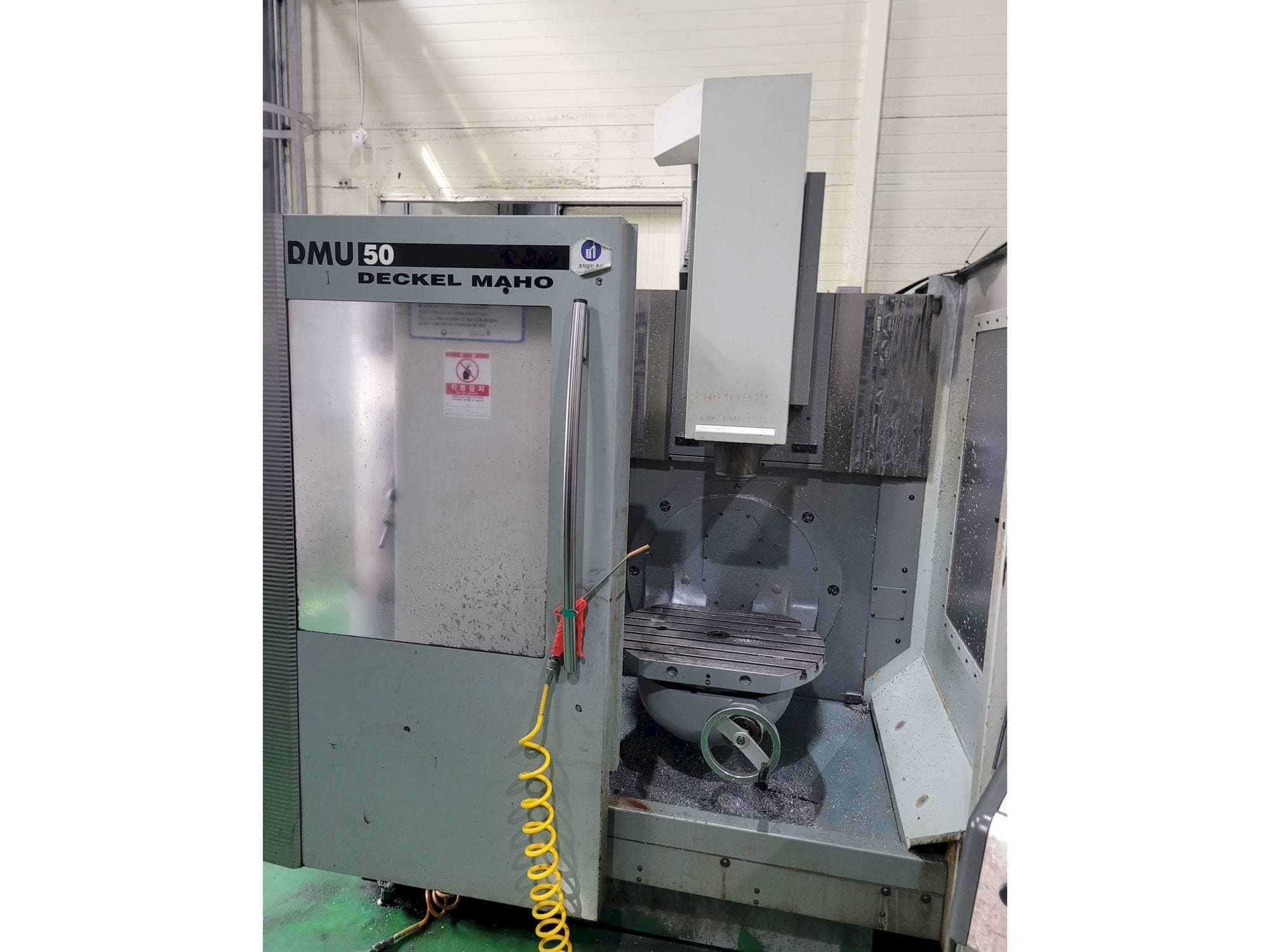 Vista Frontal da DECKEL MAHO DMU 50 máquina