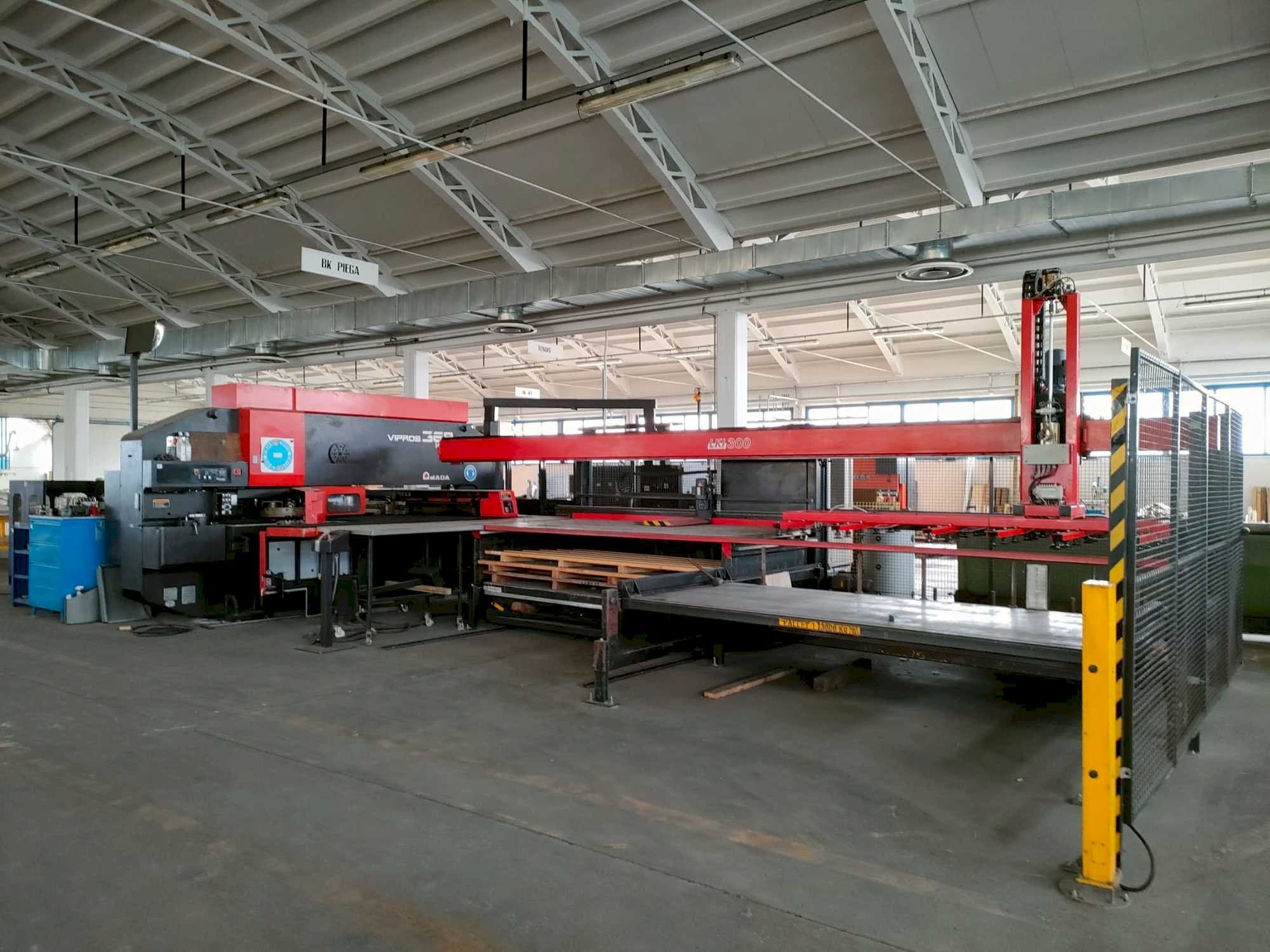 Vista Frontal da AMADA VIPROS 368 KING máquina
