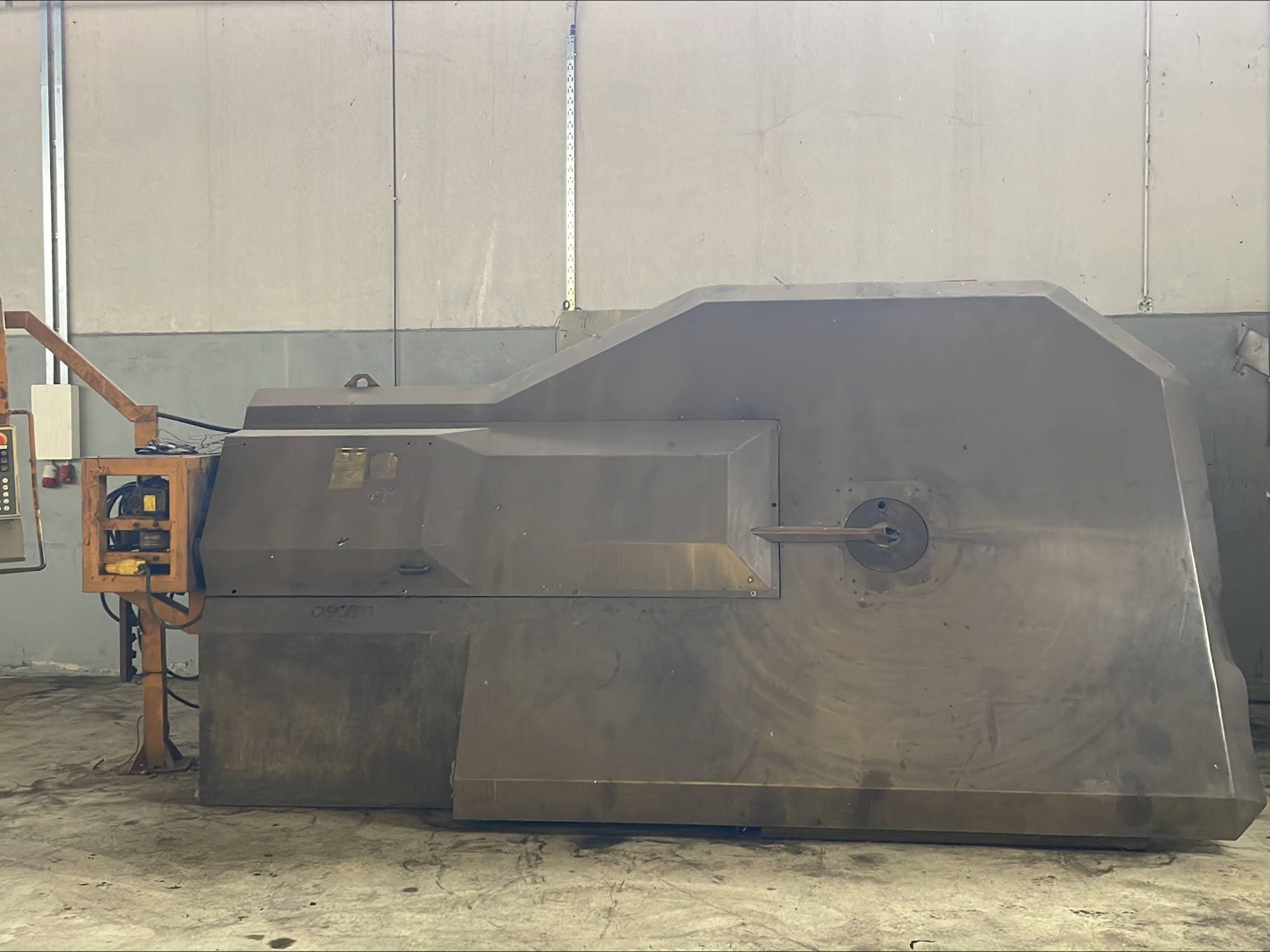 Vista Frontal da OSCAM MULTIBEND 16 máquina