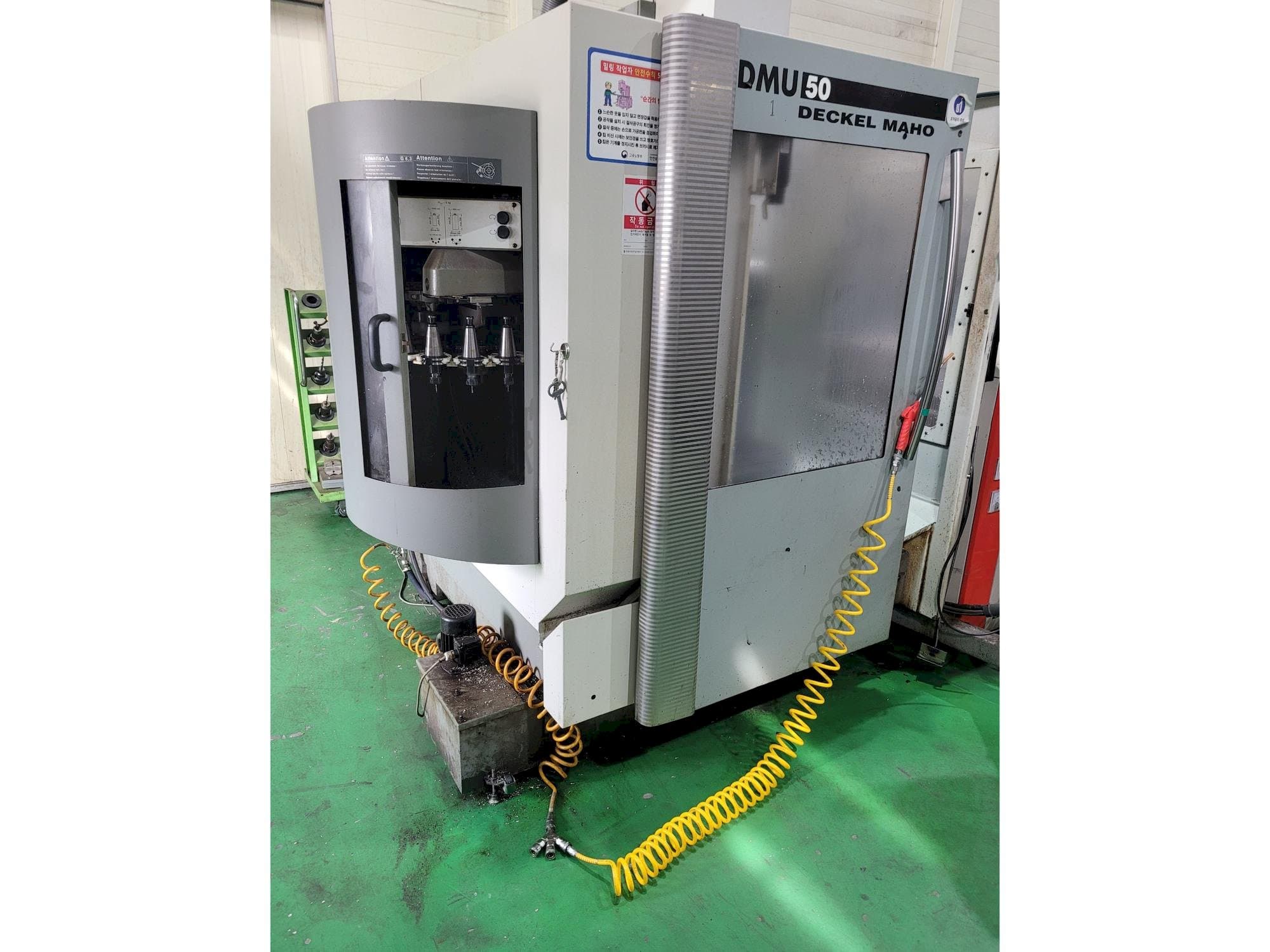 Vista Frontal da DECKEL MAHO DMU 50 máquina