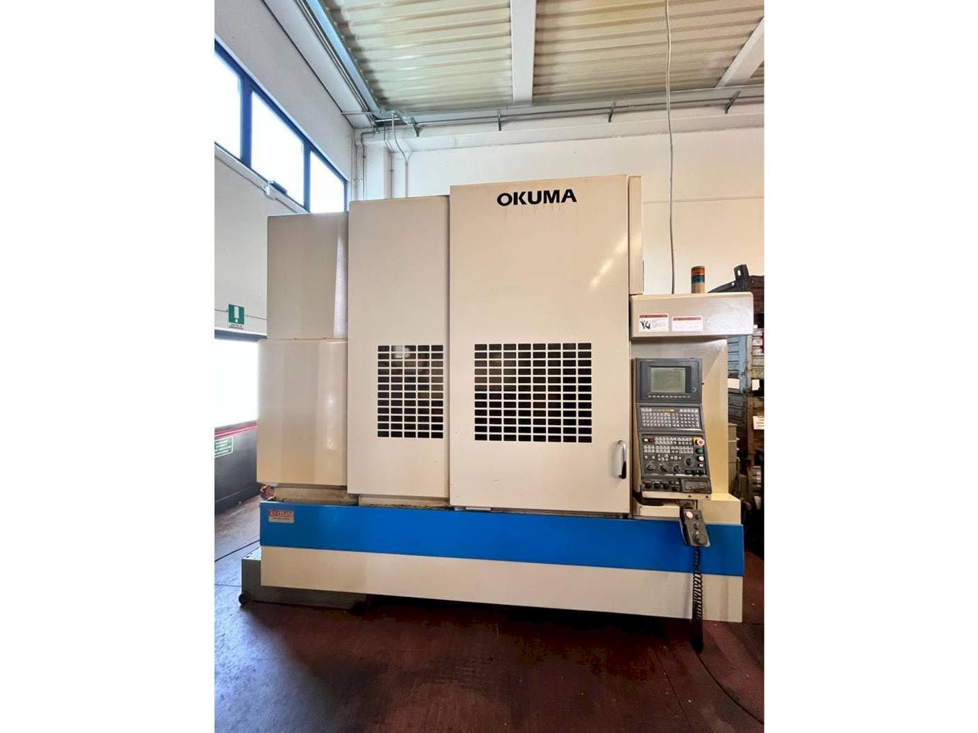 Vista Frontal da Okuma MX55 VA máquina