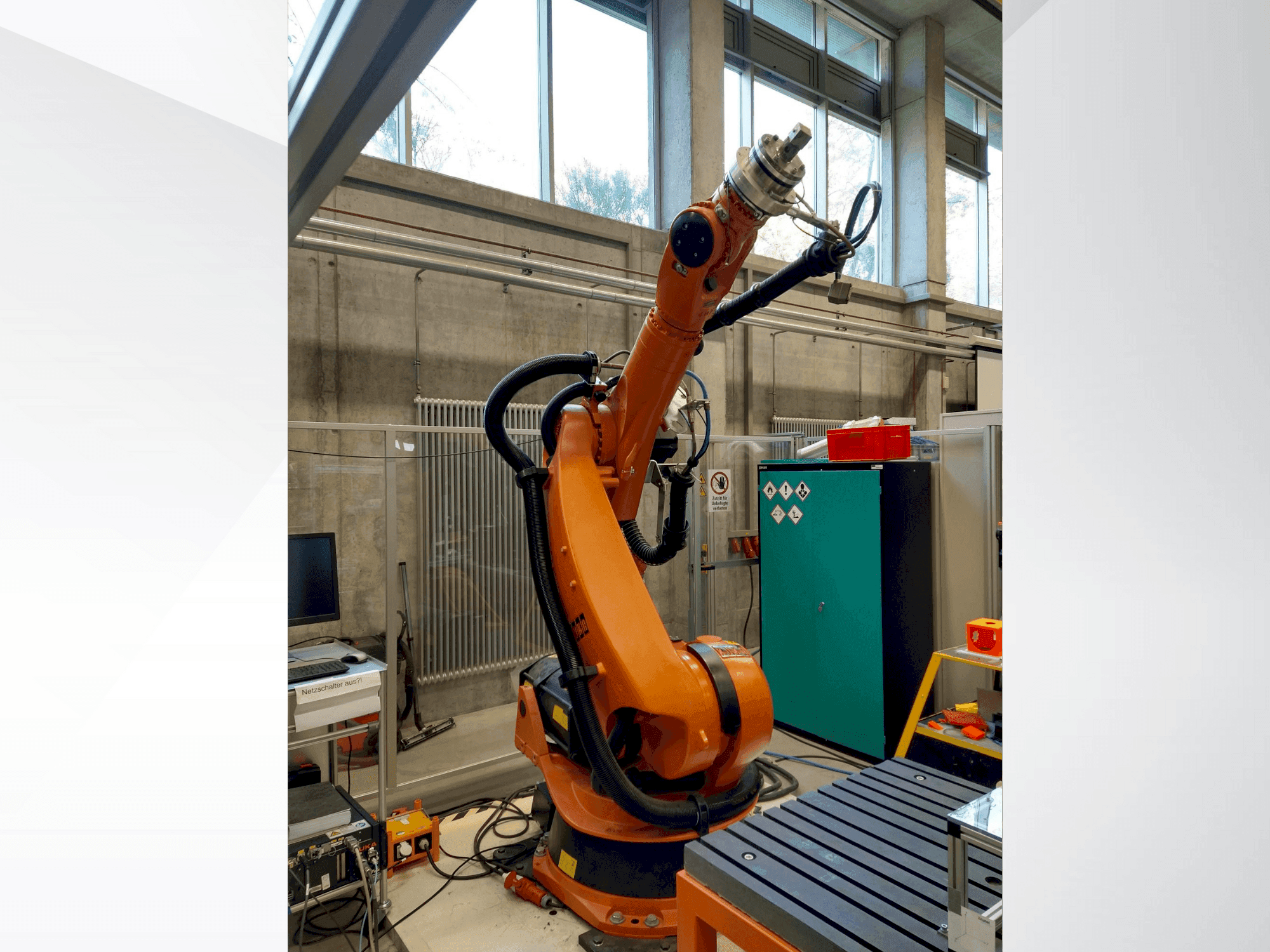 Vista Frontal da KUKA KR 240-2 2000 máquina